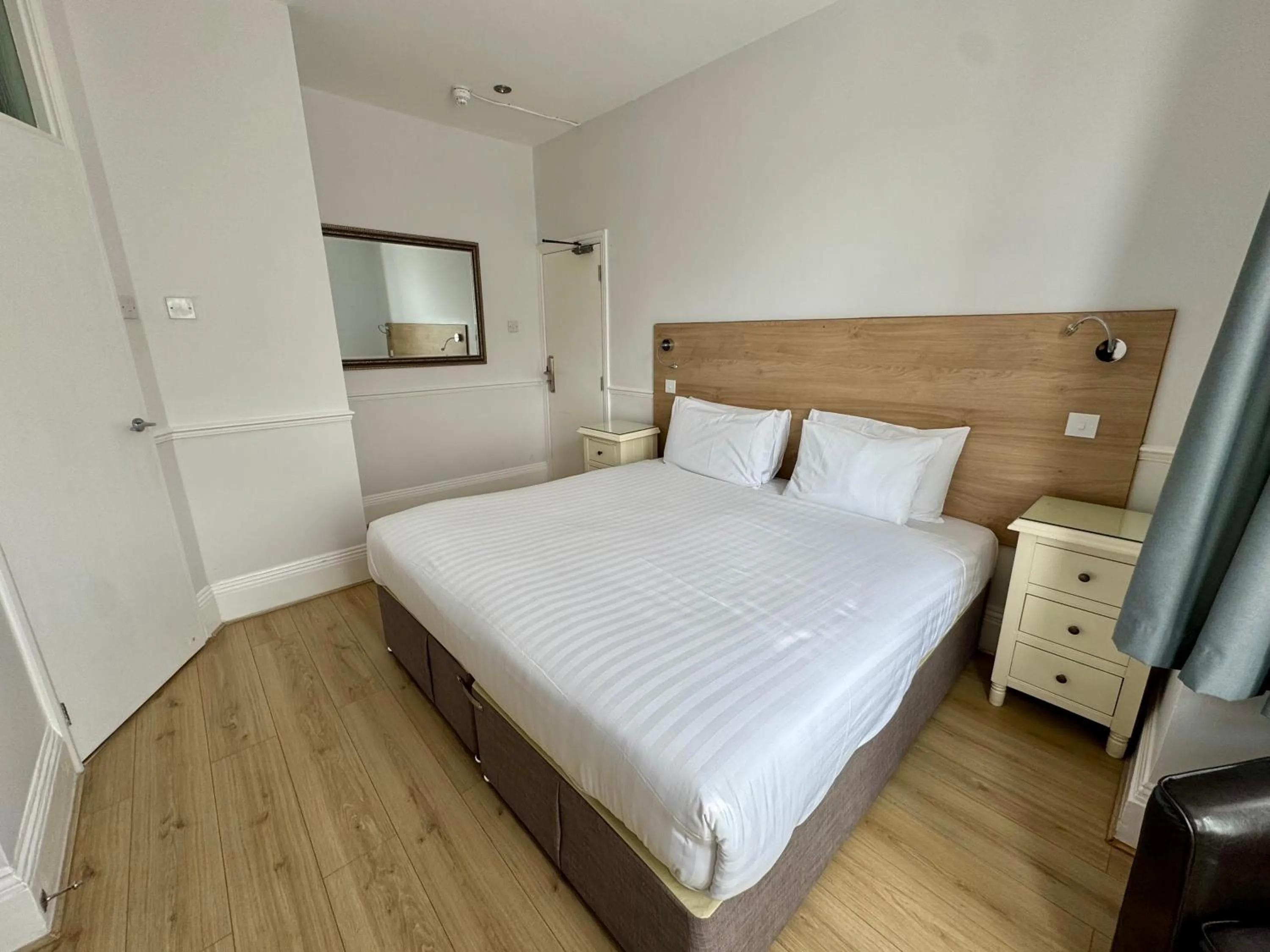 Bed in Brentwood Hotel & Apartments