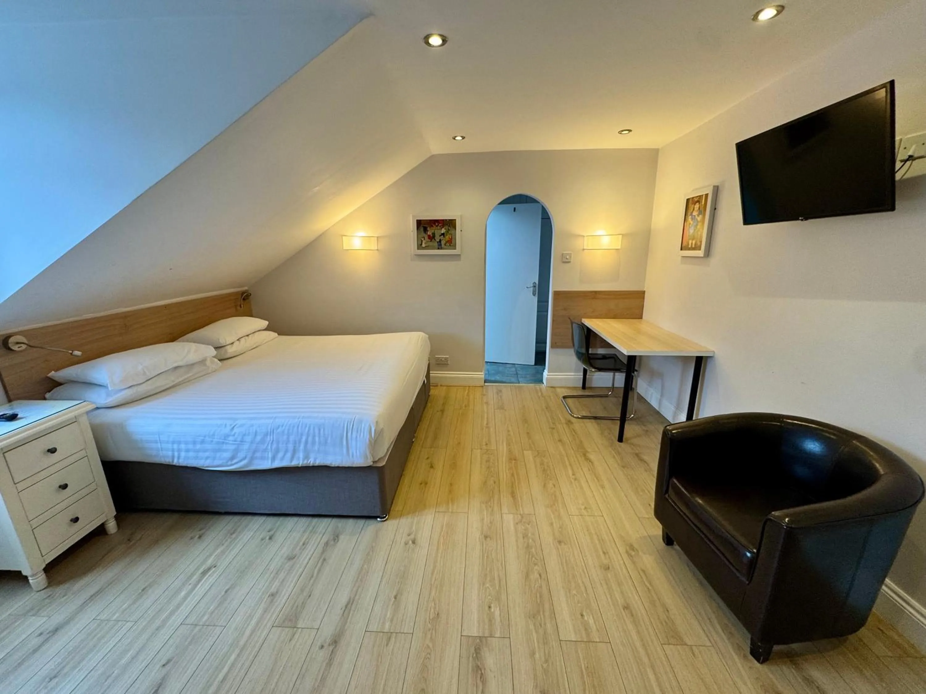 Bed in Brentwood Hotel & Apartments