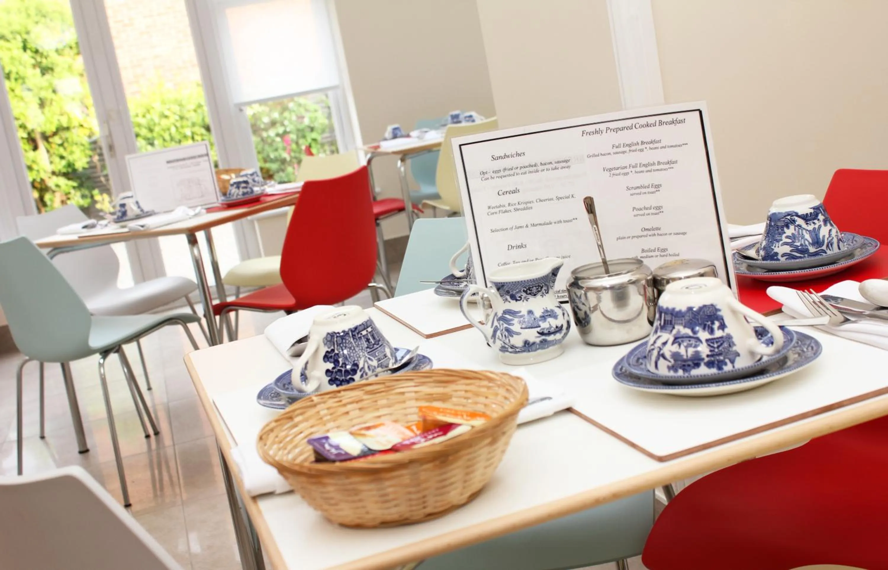 Restaurant/places to eat in Brentwood Hotel & Apartments