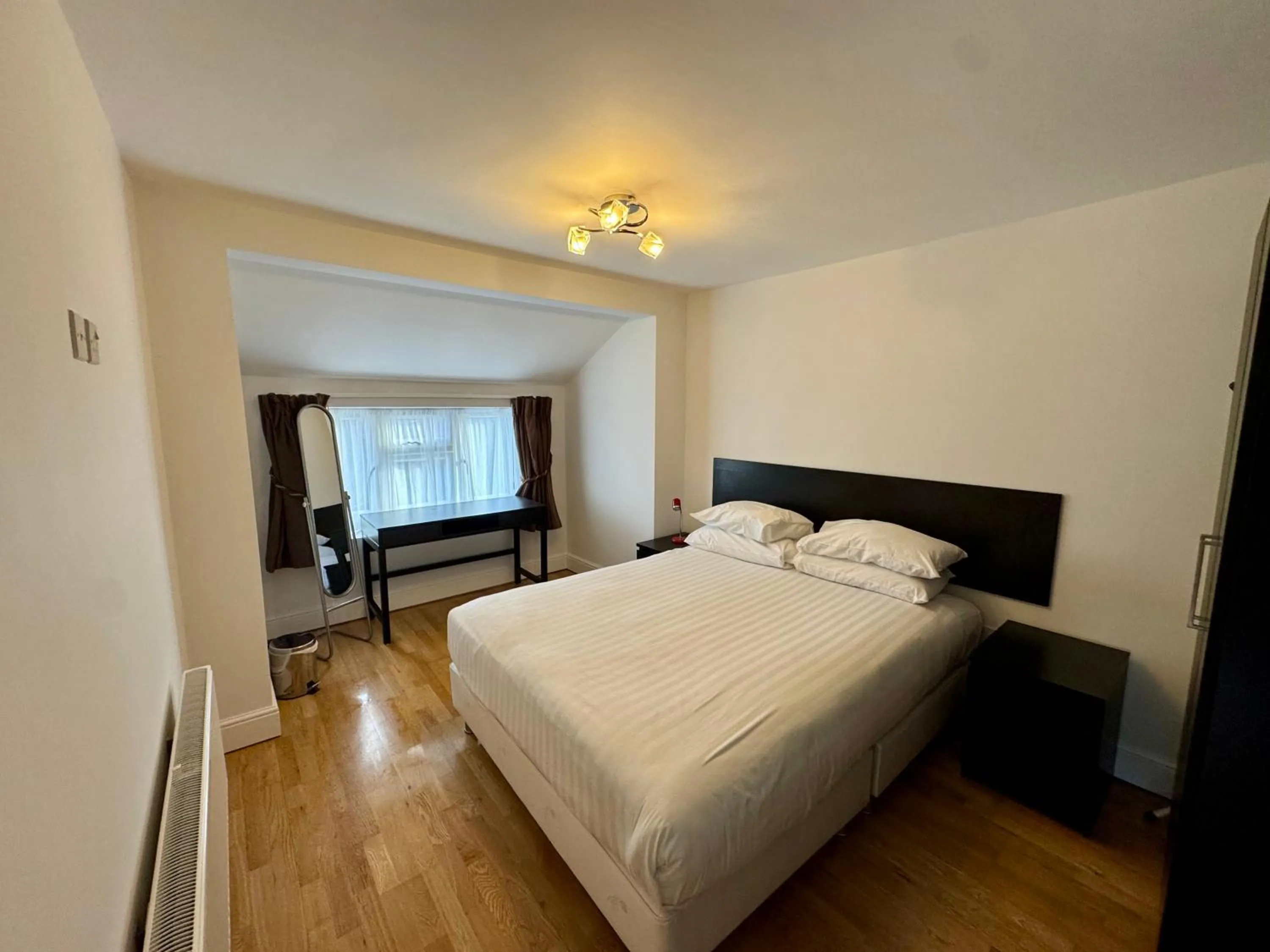 Bed in Brentwood Hotel & Apartments