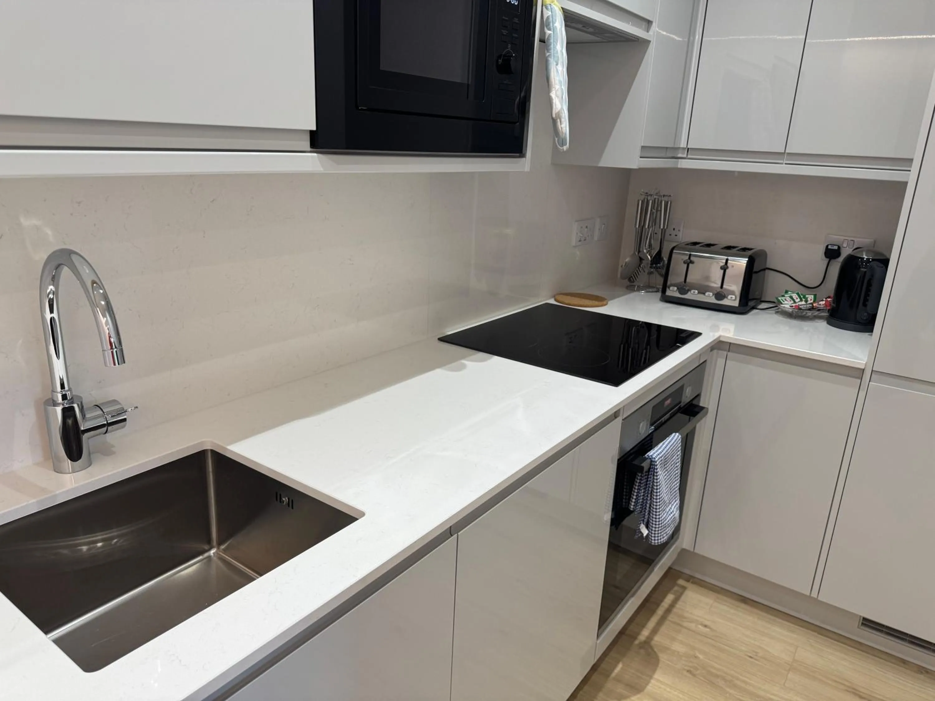 Brentwood Hotel & Apartments