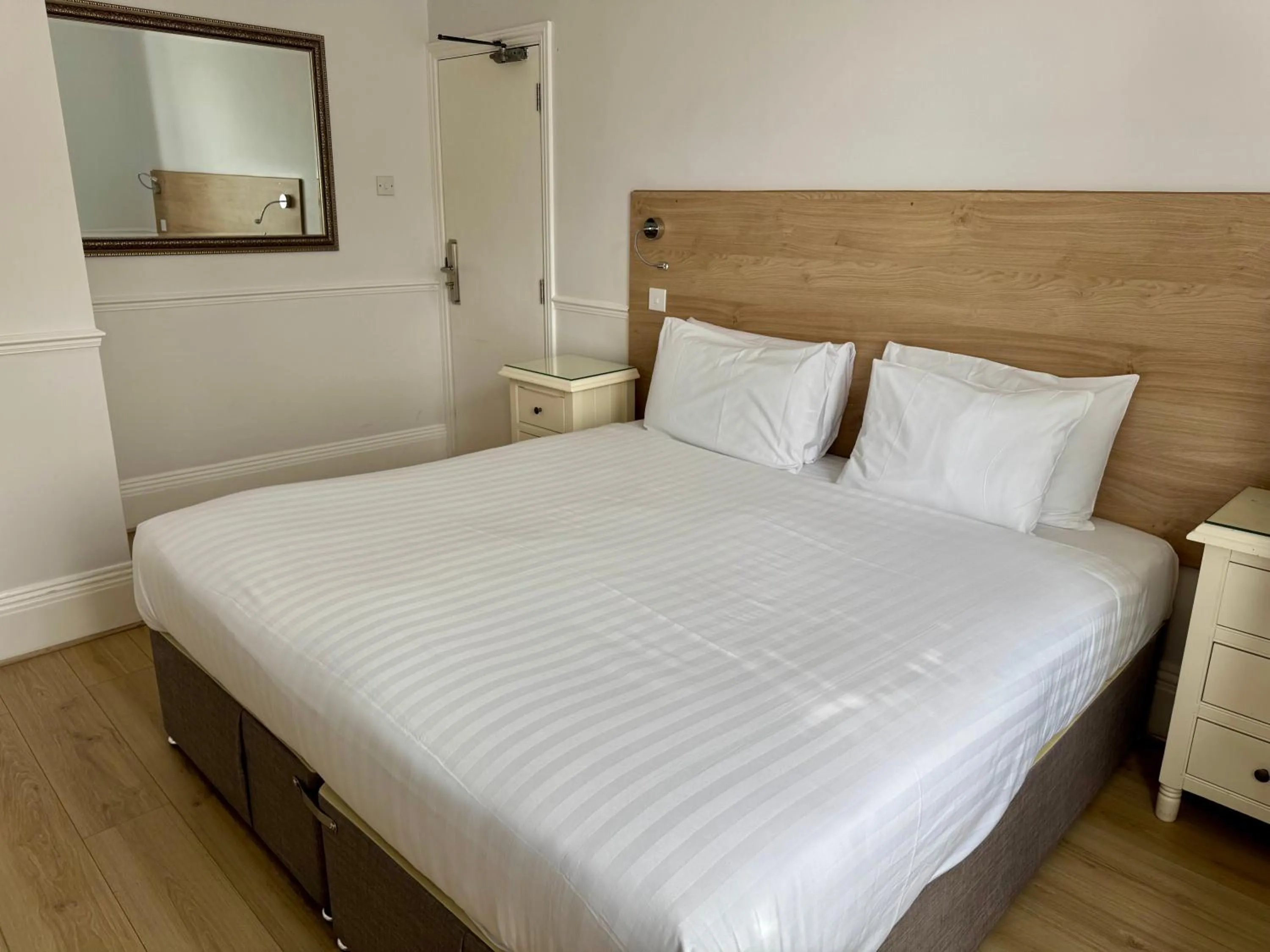 Bed in Brentwood Hotel & Apartments