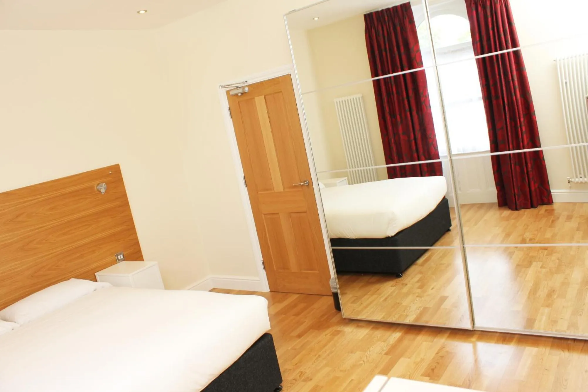Bed in Brentwood Hotel & Apartments