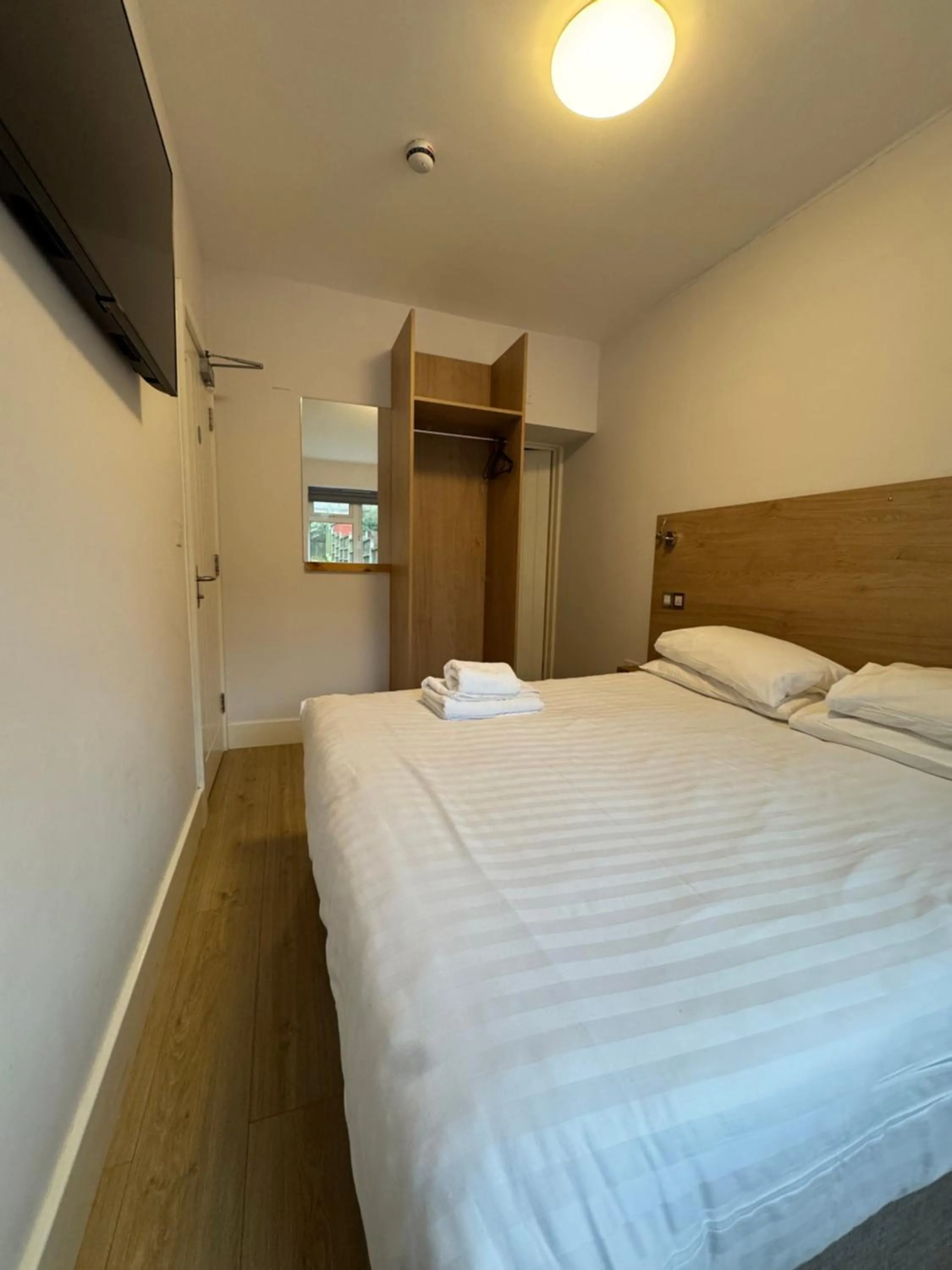 Bed in Brentwood Hotel & Apartments