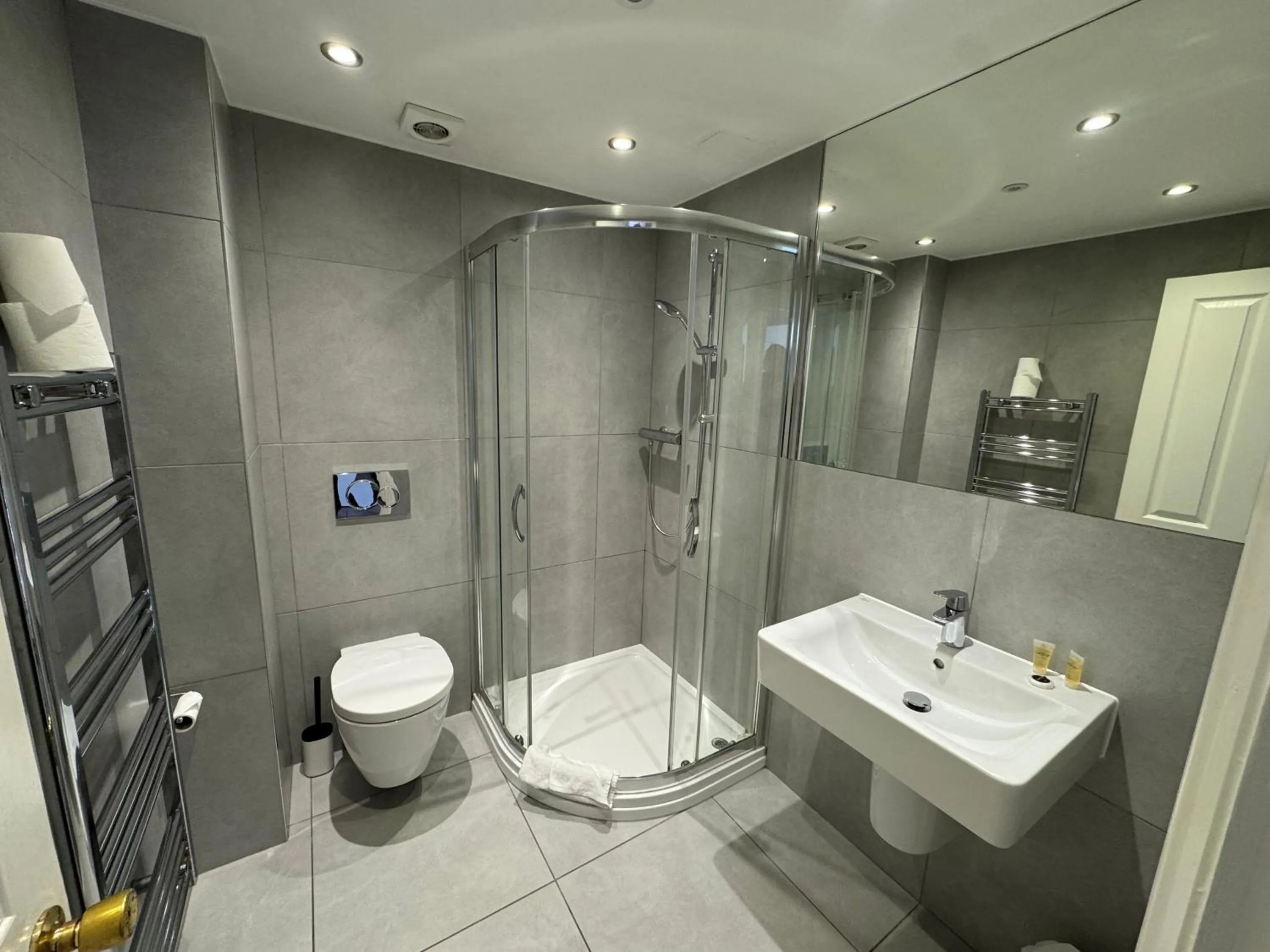 Brentwood Hotel & Apartments