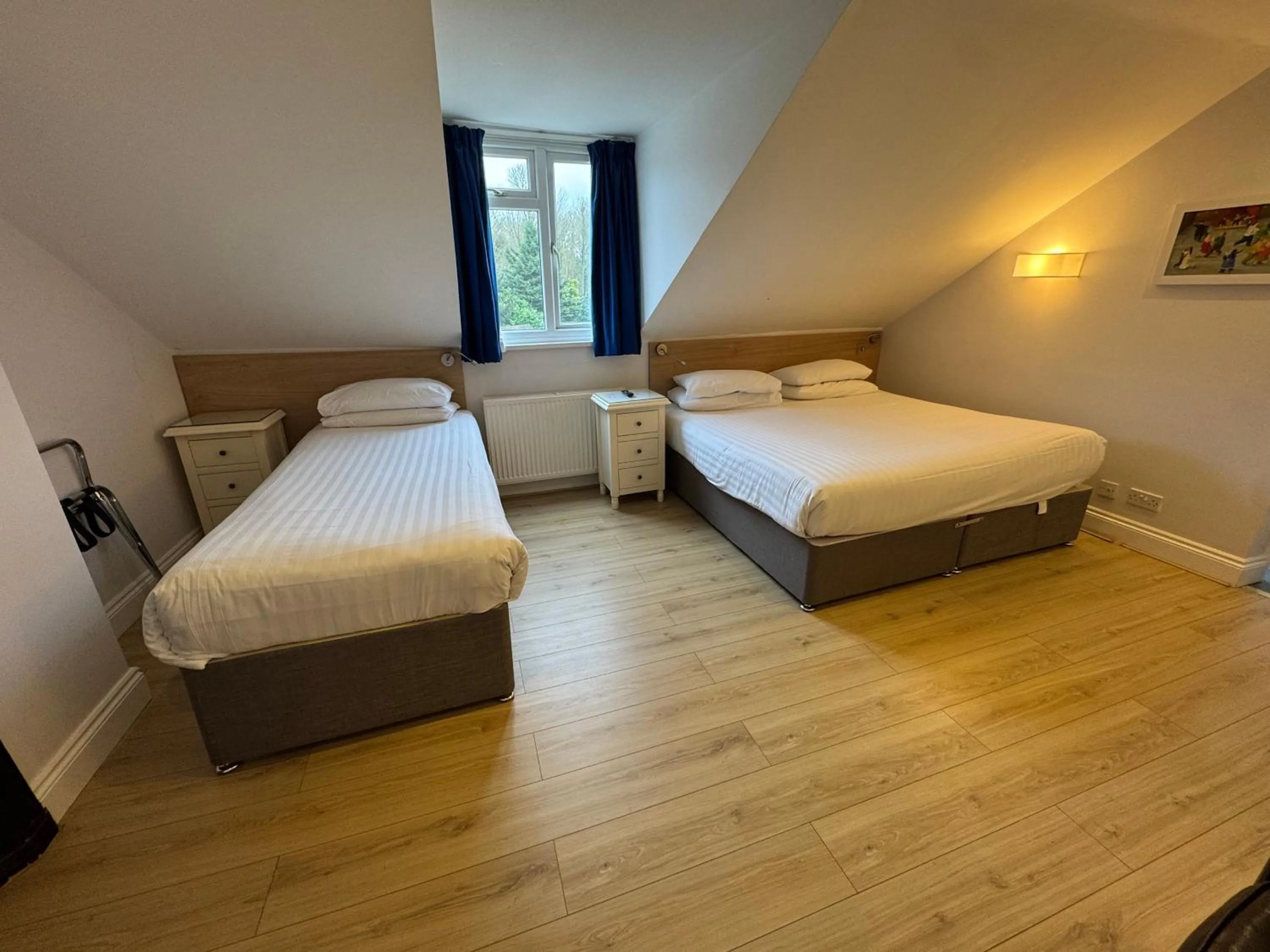 Bed in Brentwood Hotel & Apartments