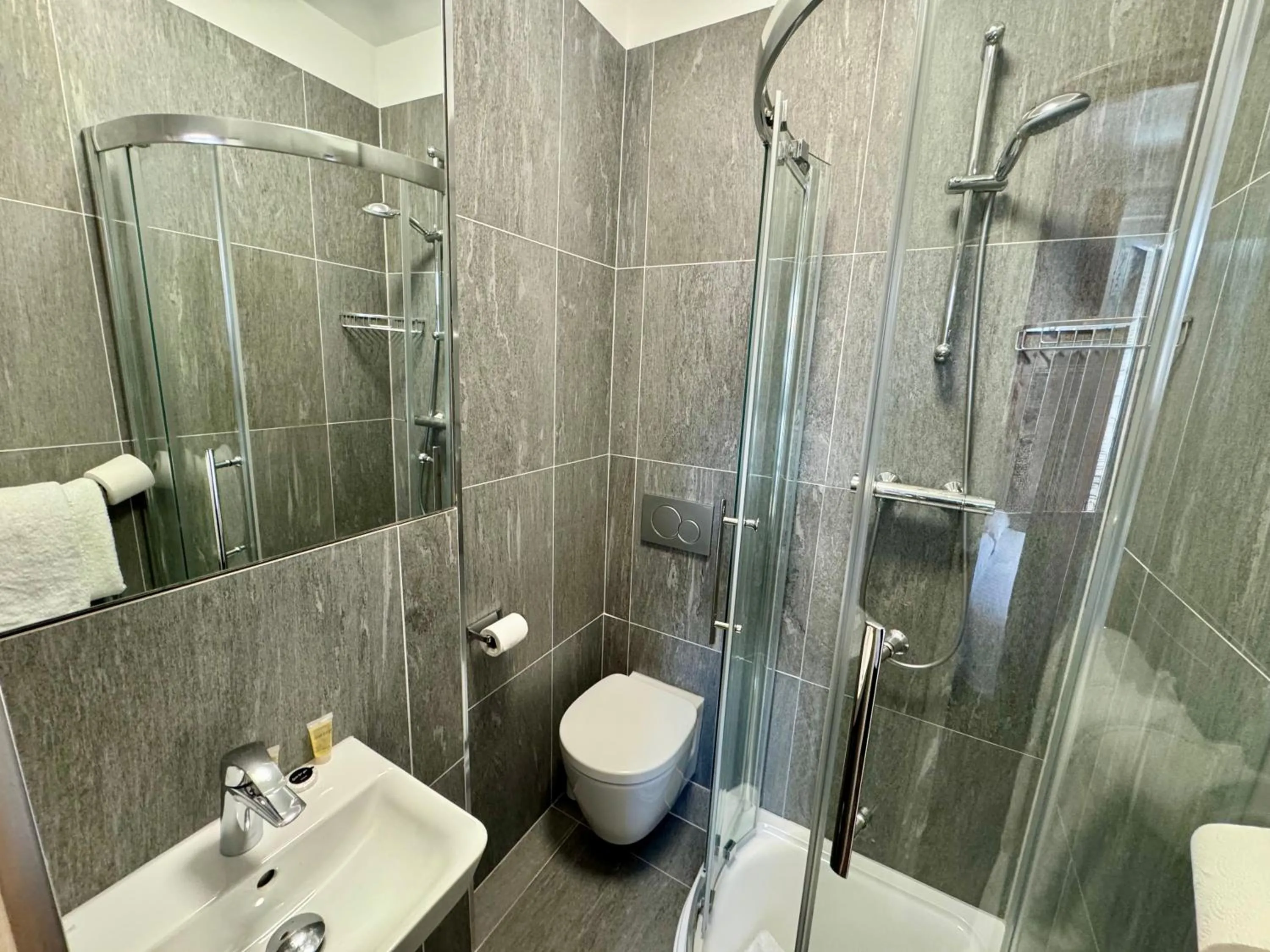 Brentwood Hotel & Apartments