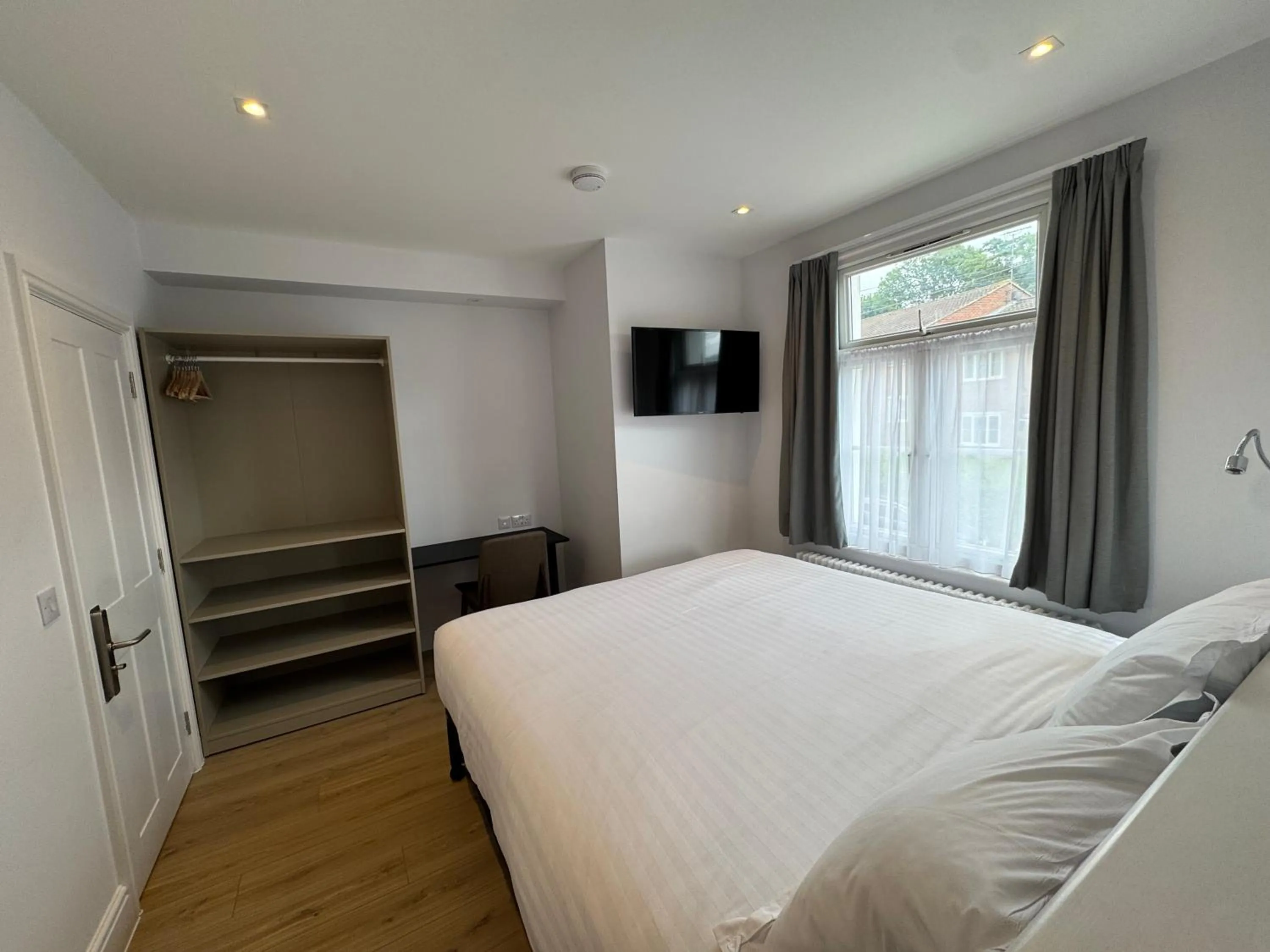 Bed in Brentwood Hotel & Apartments