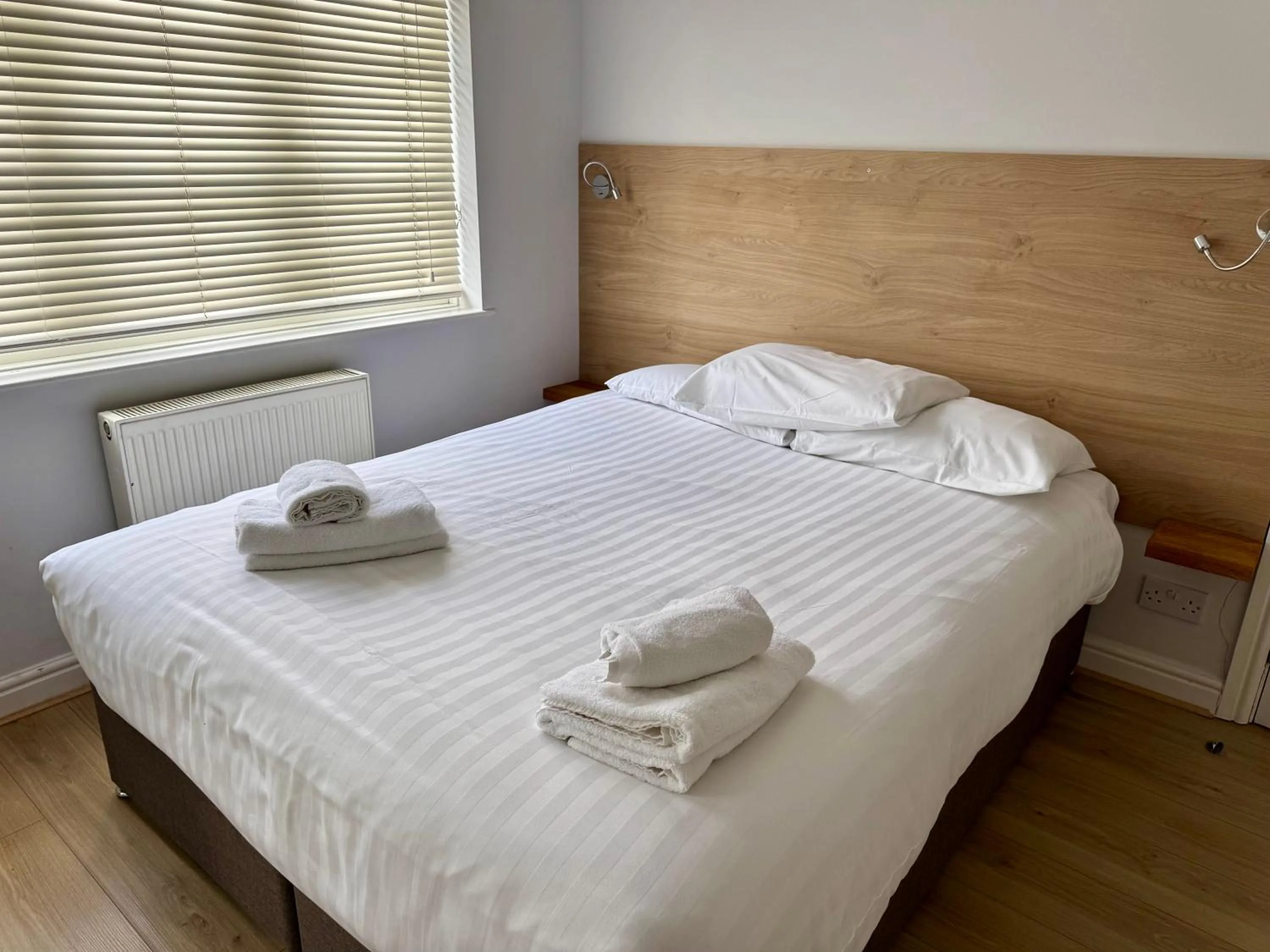 Bed in Brentwood Hotel & Apartments