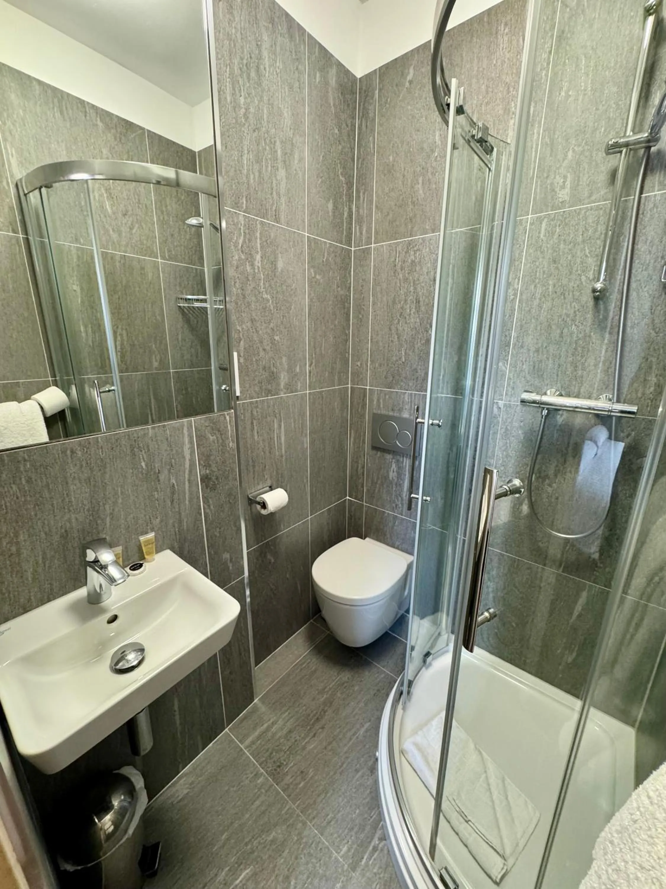 Brentwood Hotel & Apartments