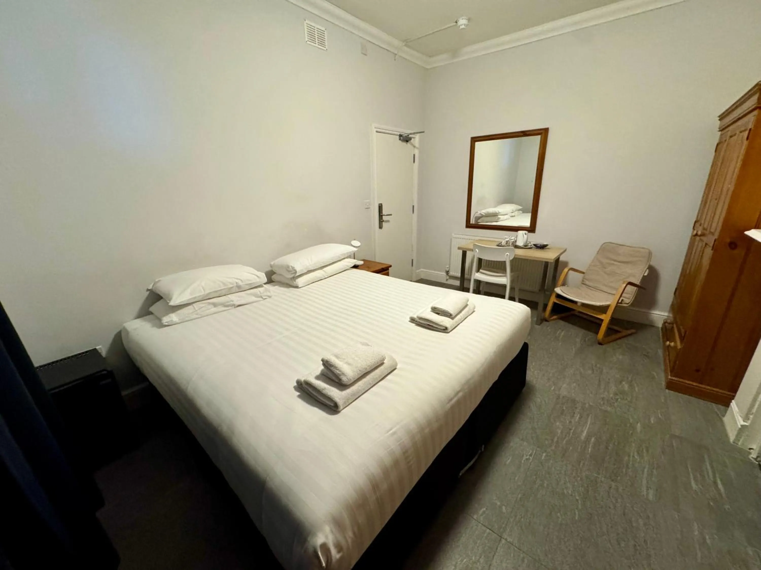 Bed in Brentwood Hotel & Apartments