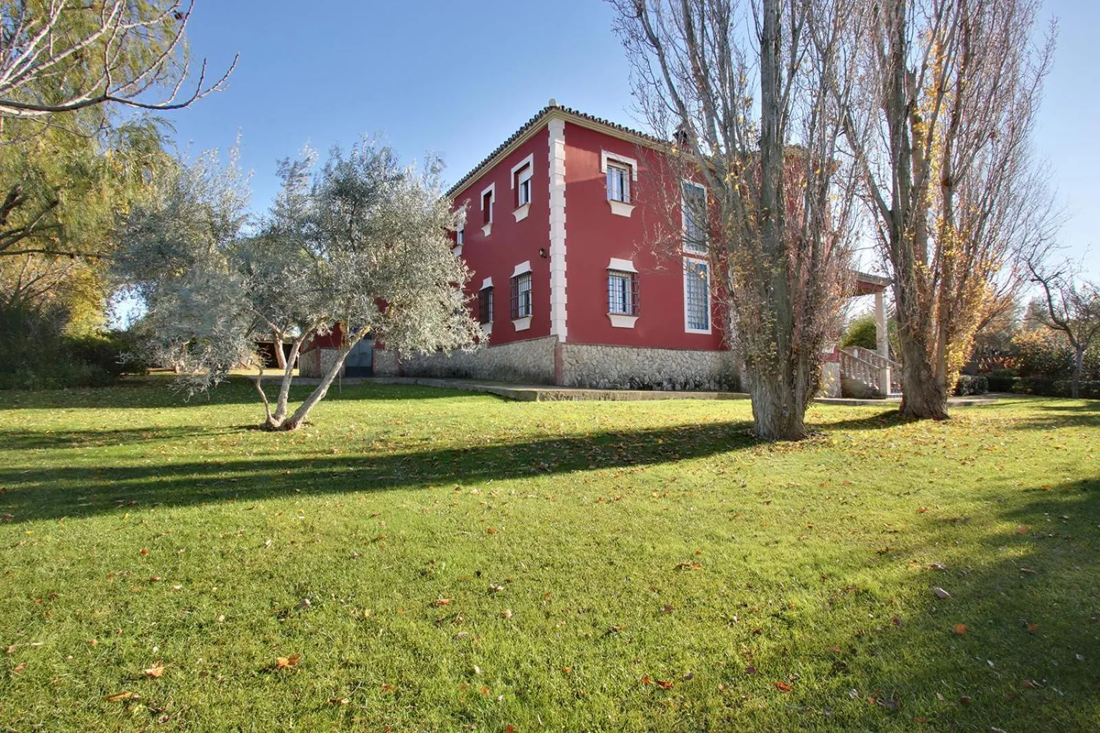 Property building in Los Picachos 10