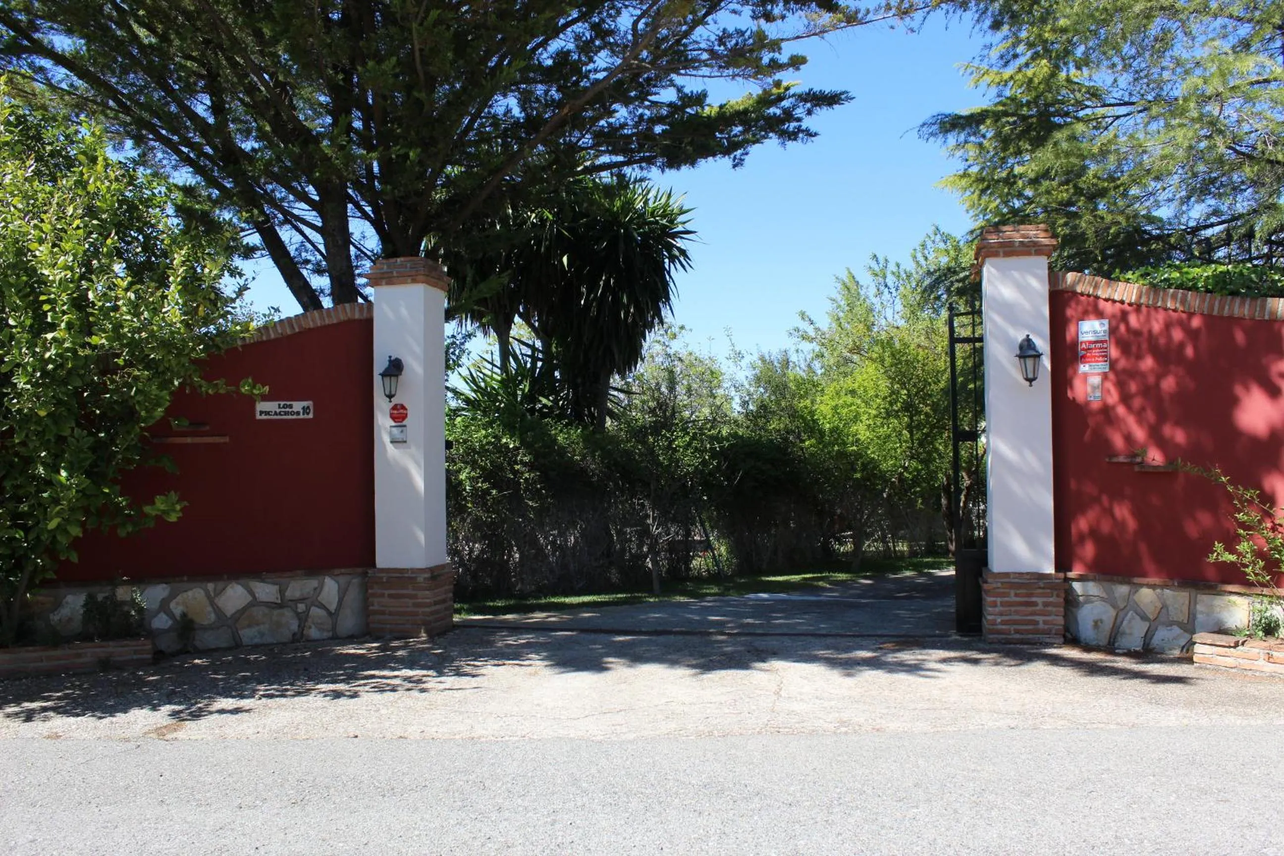 Facade/entrance in Los Picachos 10