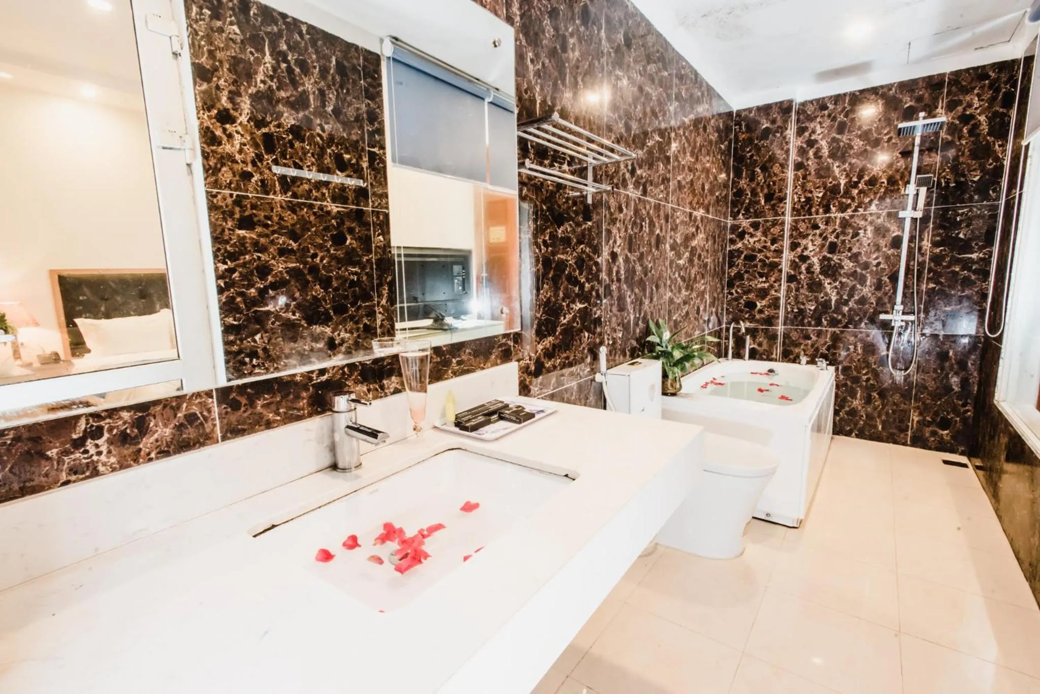 Shower in Hotel Royal