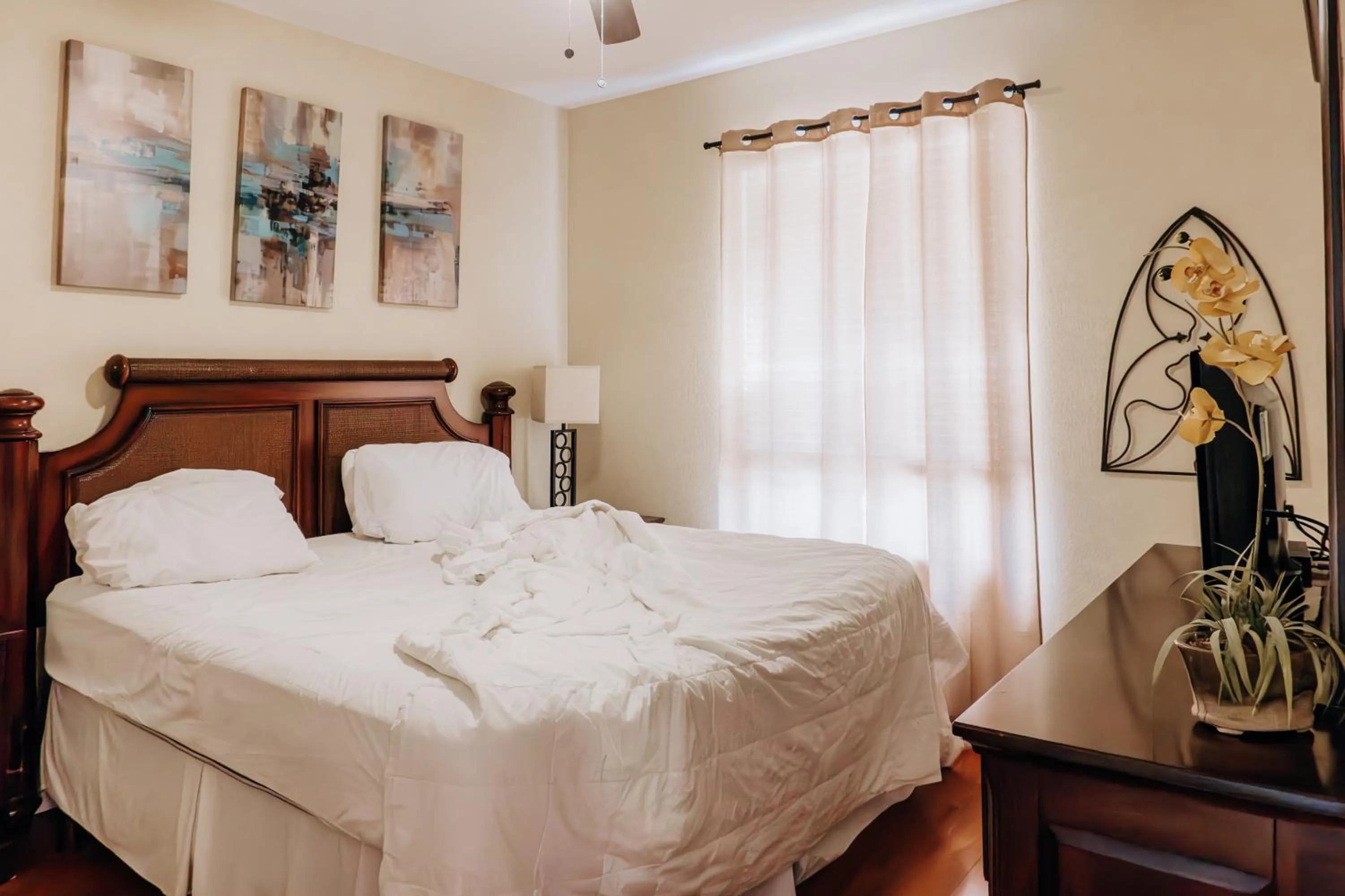 Bed in Vista Cay Inn