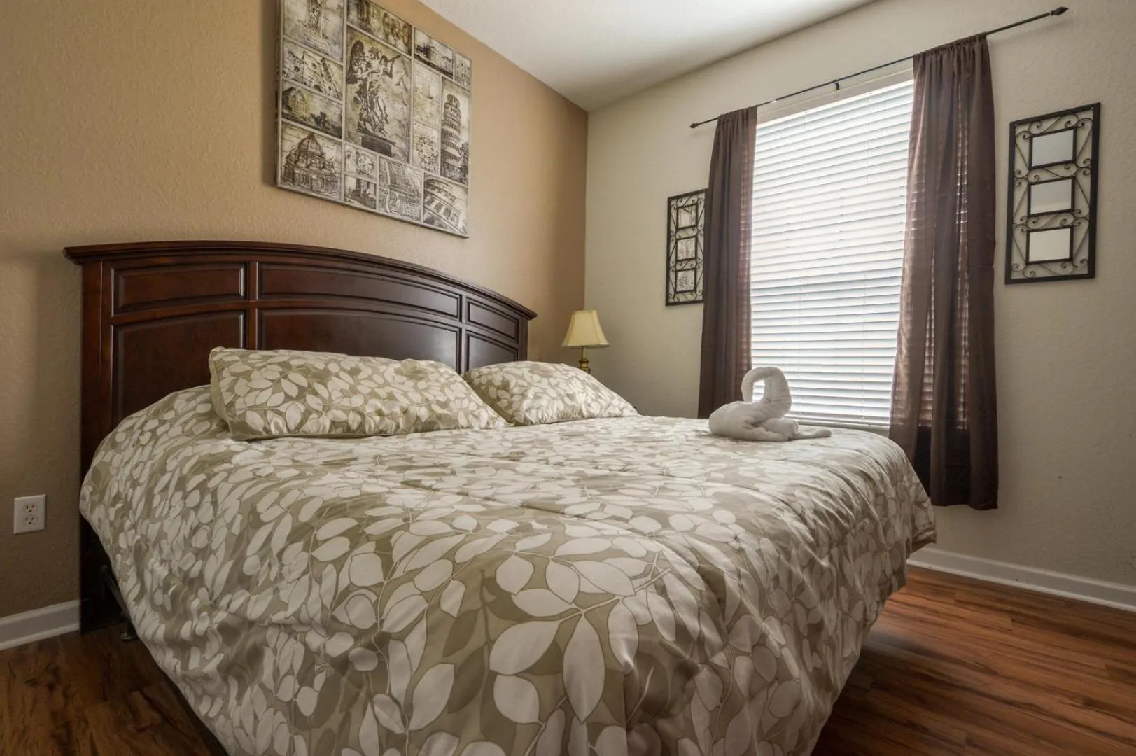 Bed in Vista Cay Inn