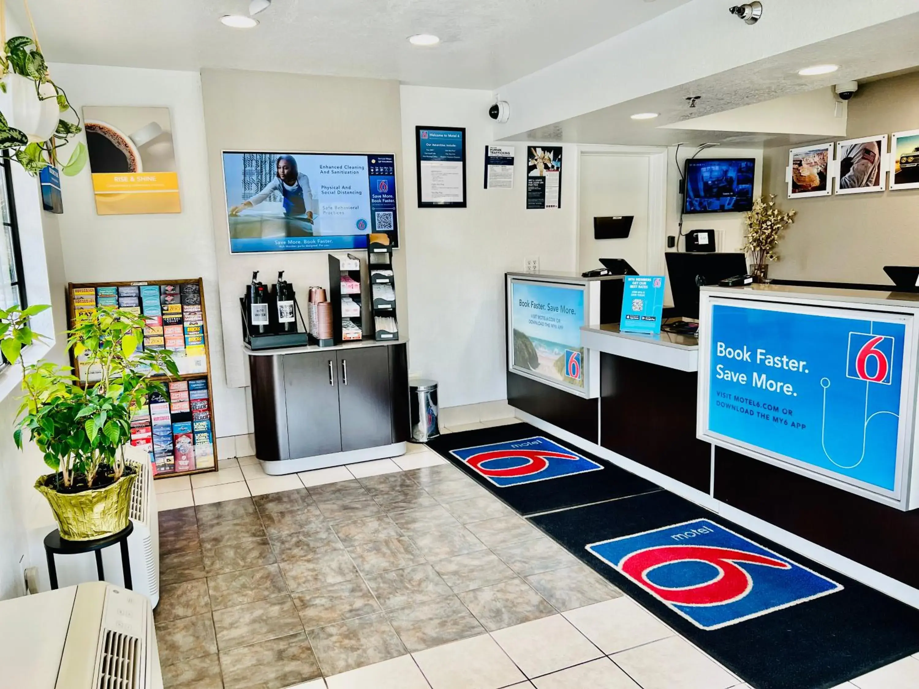 Lobby or reception in Motel 6-San Luis Obispo, CA - South Lobby or reception in Motel 6-San Luis Obispo, CA - South