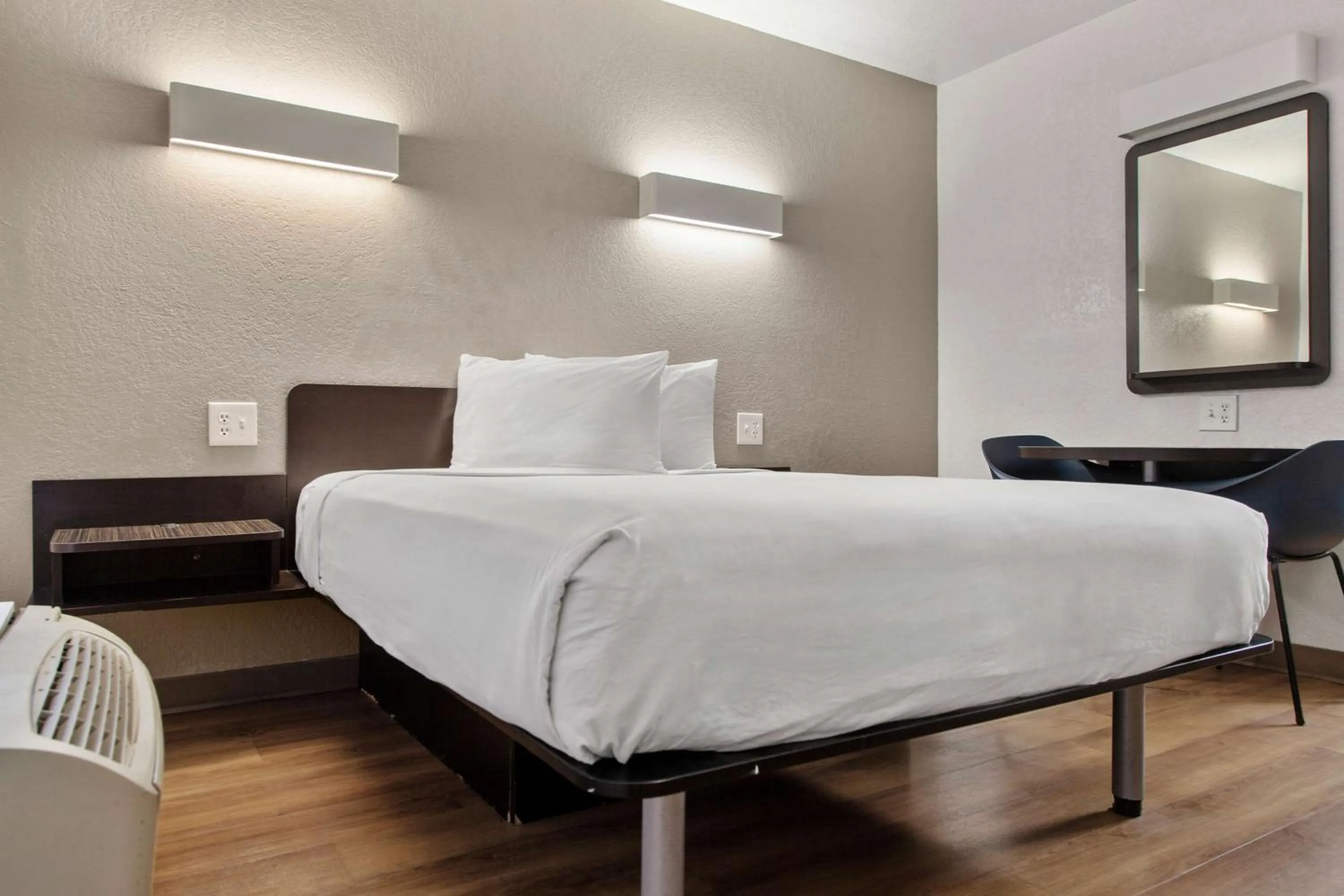 Bedroom, Bed in Motel 6-San Luis Obispo, CA - South