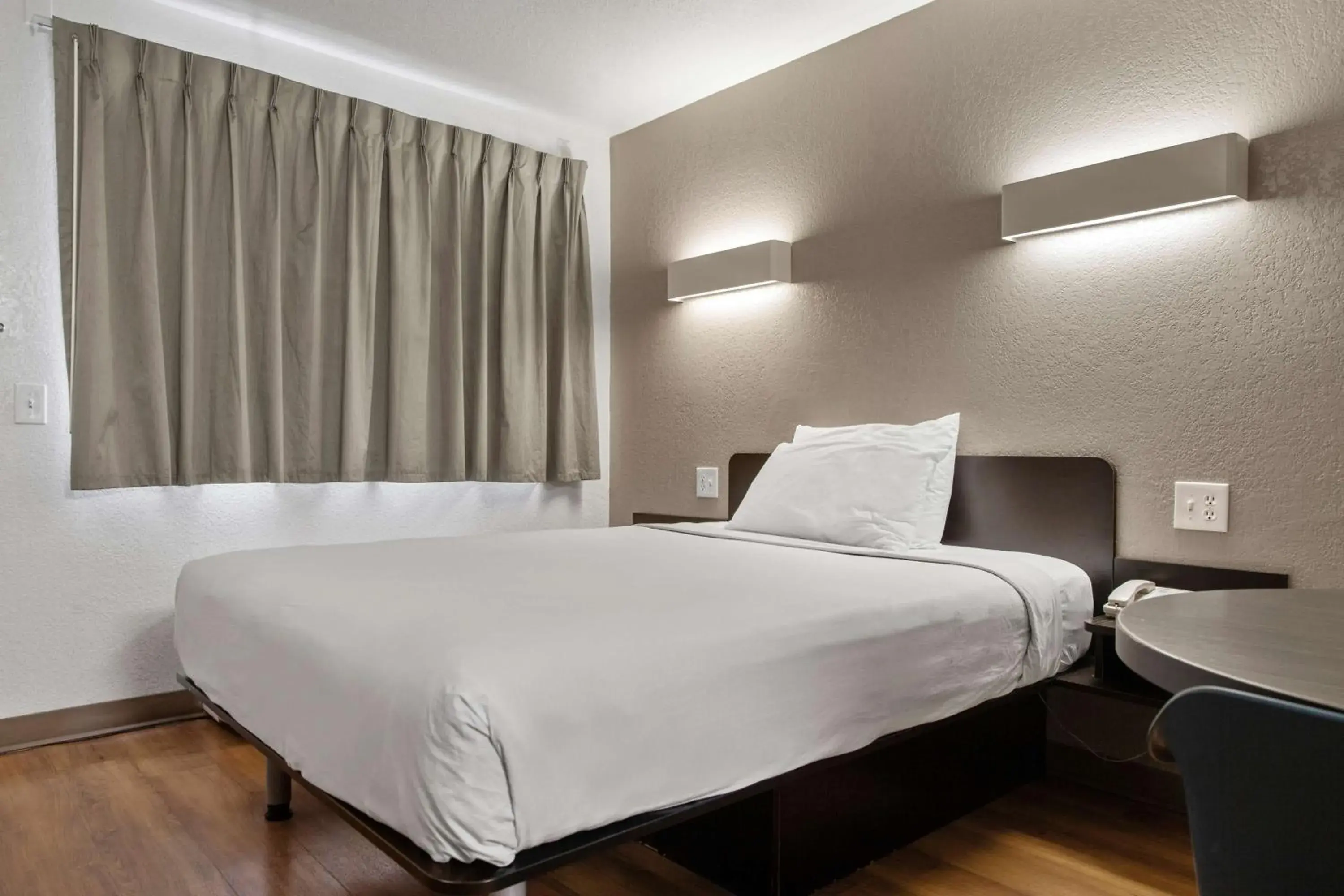 Bedroom, Bed in Motel 6-San Luis Obispo, CA - South Bedroom, Bed in Motel 6-San Luis Obispo, CA - South