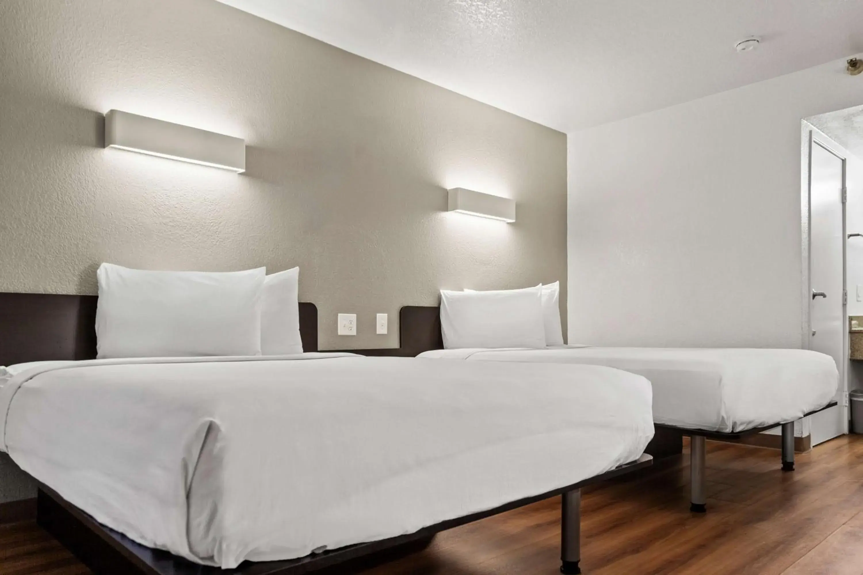 Bedroom, Bed in Motel 6-San Luis Obispo, CA - South Bedroom, Bed in Motel 6-San Luis Obispo, CA - South