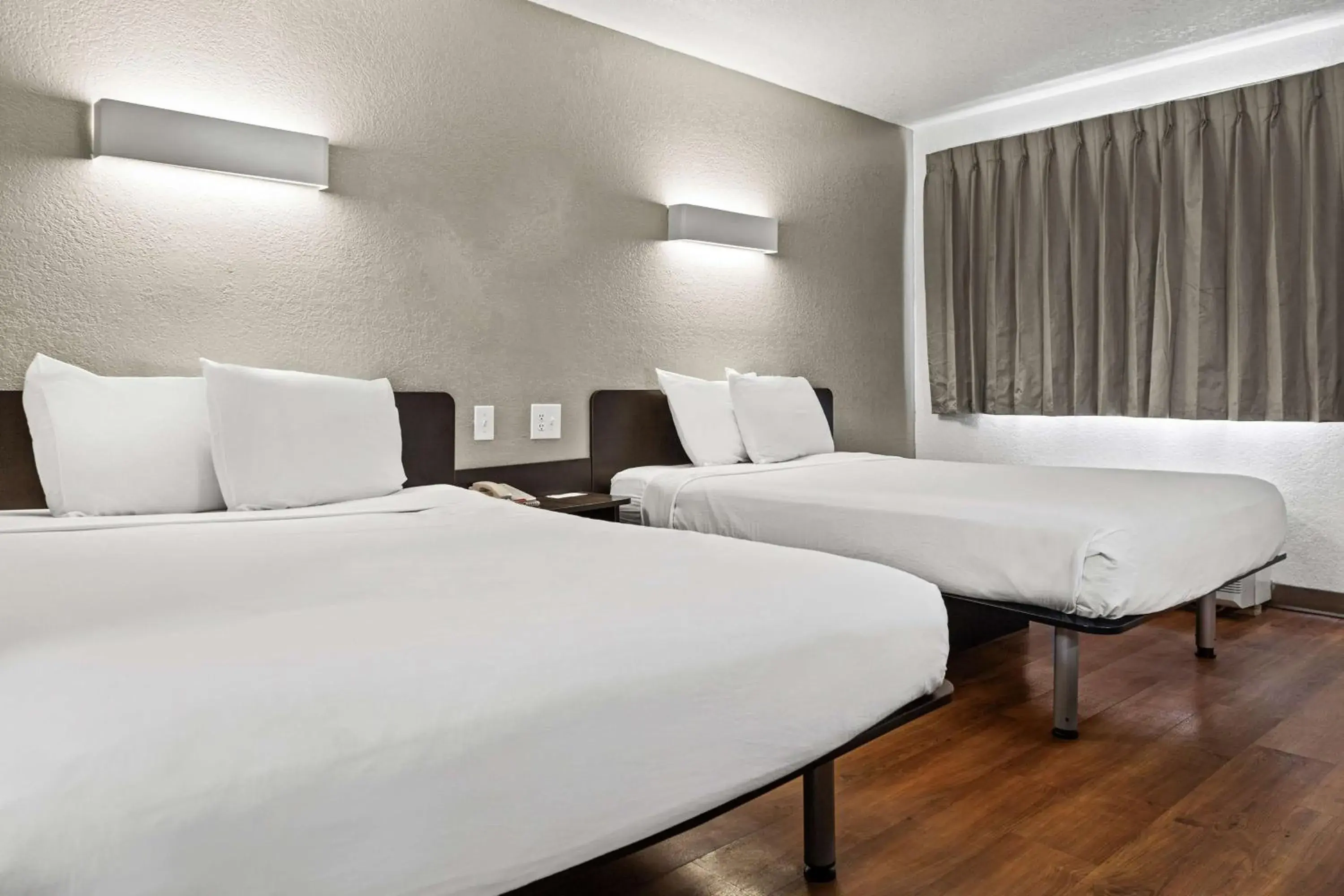 Bedroom, Bed in Motel 6-San Luis Obispo, CA - South Bedroom, Bed in Motel 6-San Luis Obispo, CA - South