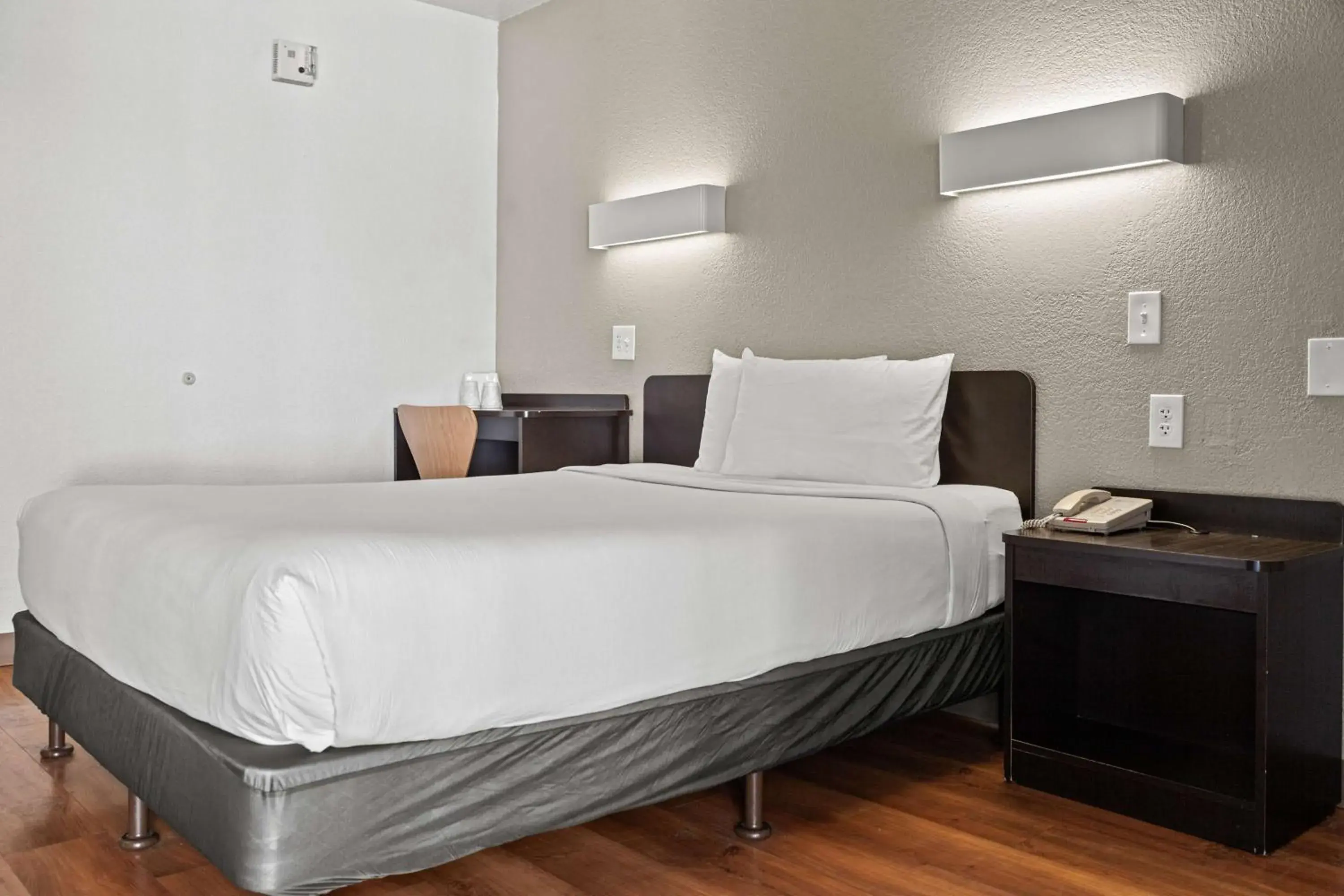 Deluxe Queen Room - Non-Smoking in Motel 6-San Luis Obispo, CA - South Deluxe Queen Room - Non-Smoking in Motel 6-San Luis Obispo, CA - South