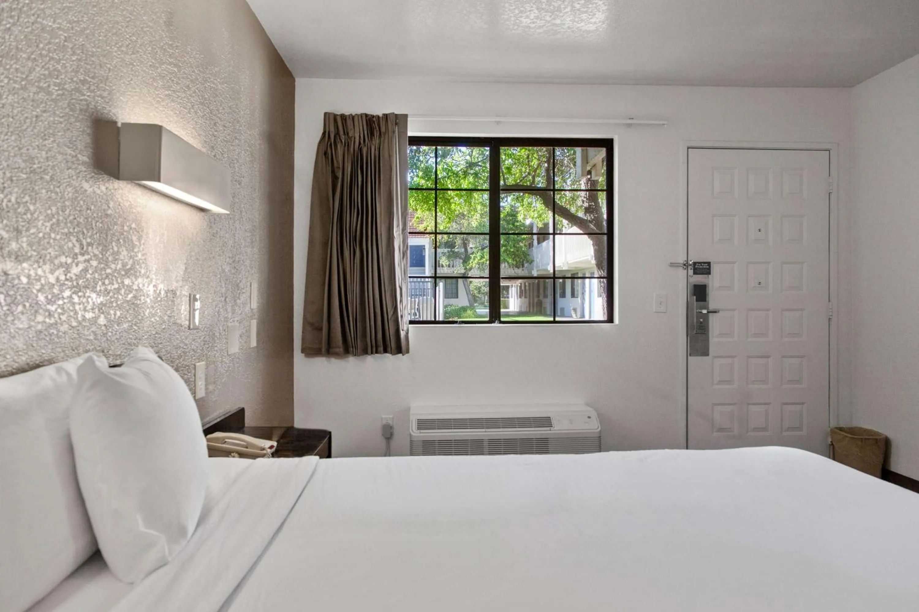 Bedroom, Bed in Motel 6-San Luis Obispo, CA - South