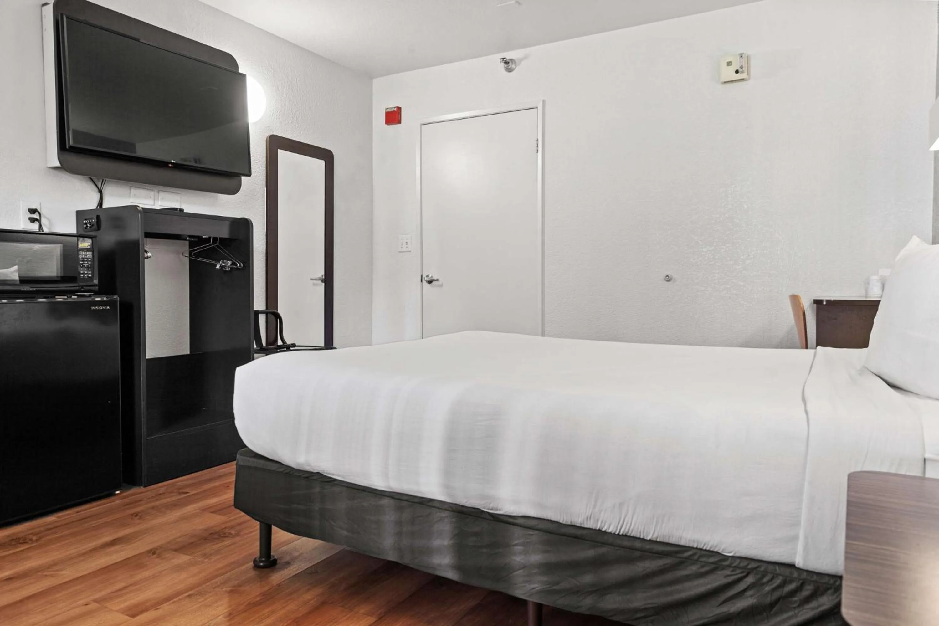 Bedroom, Bed in Motel 6-San Luis Obispo, CA - South