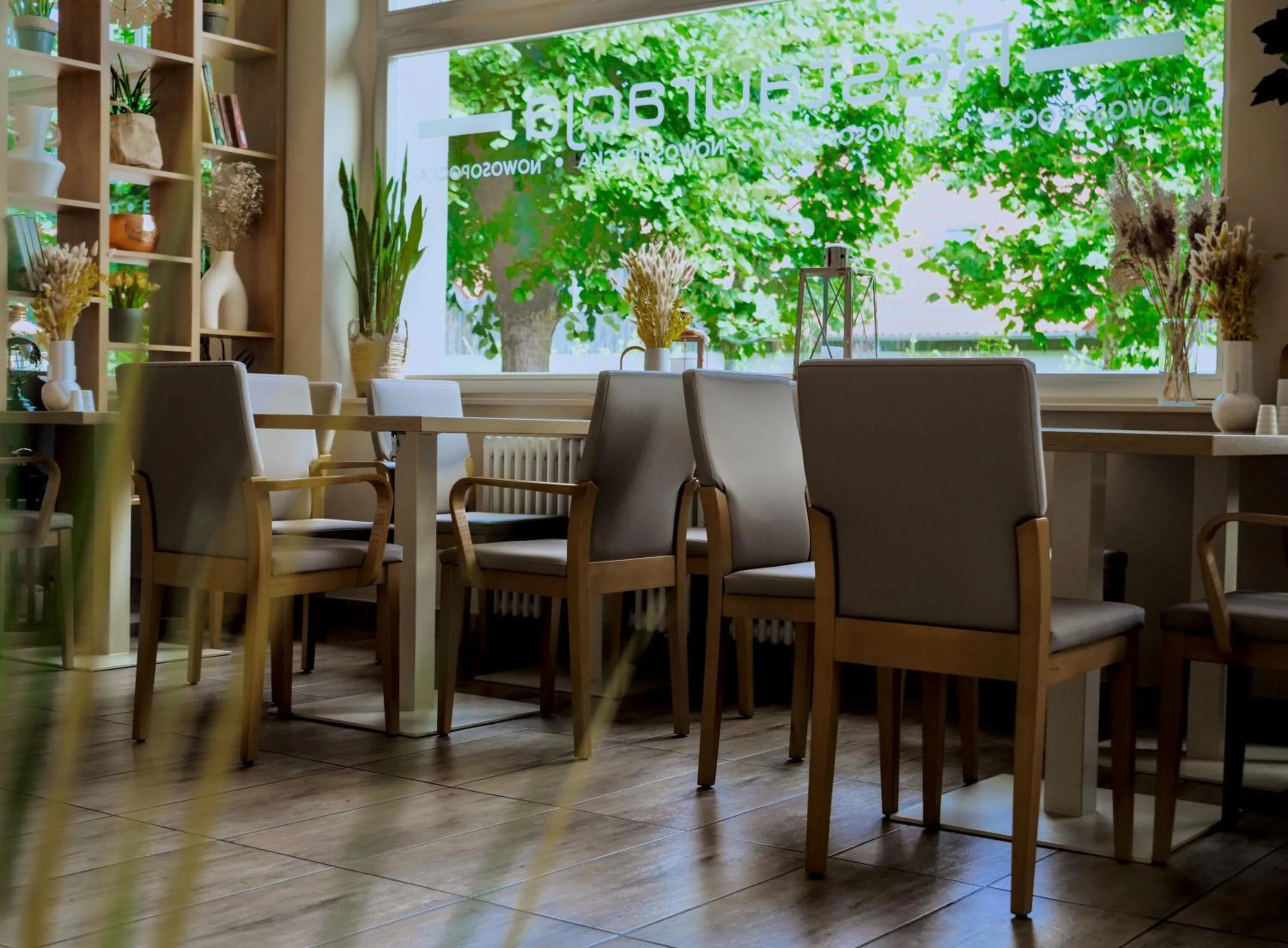 Restaurant/places to eat in Hotel Eureka