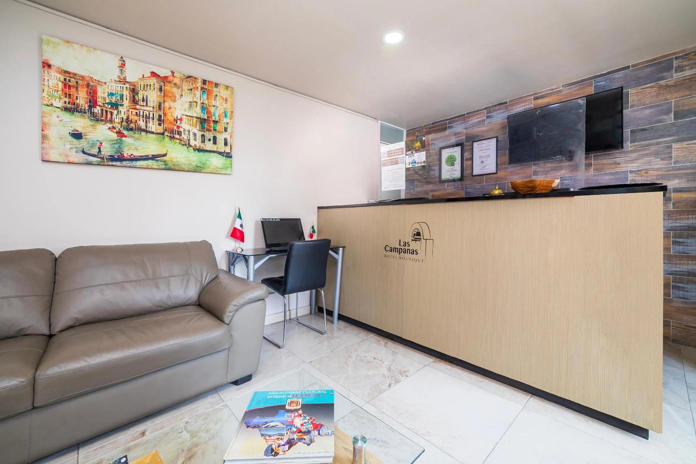 Lobby or reception in OYO Hotel Boutique Las Campanas