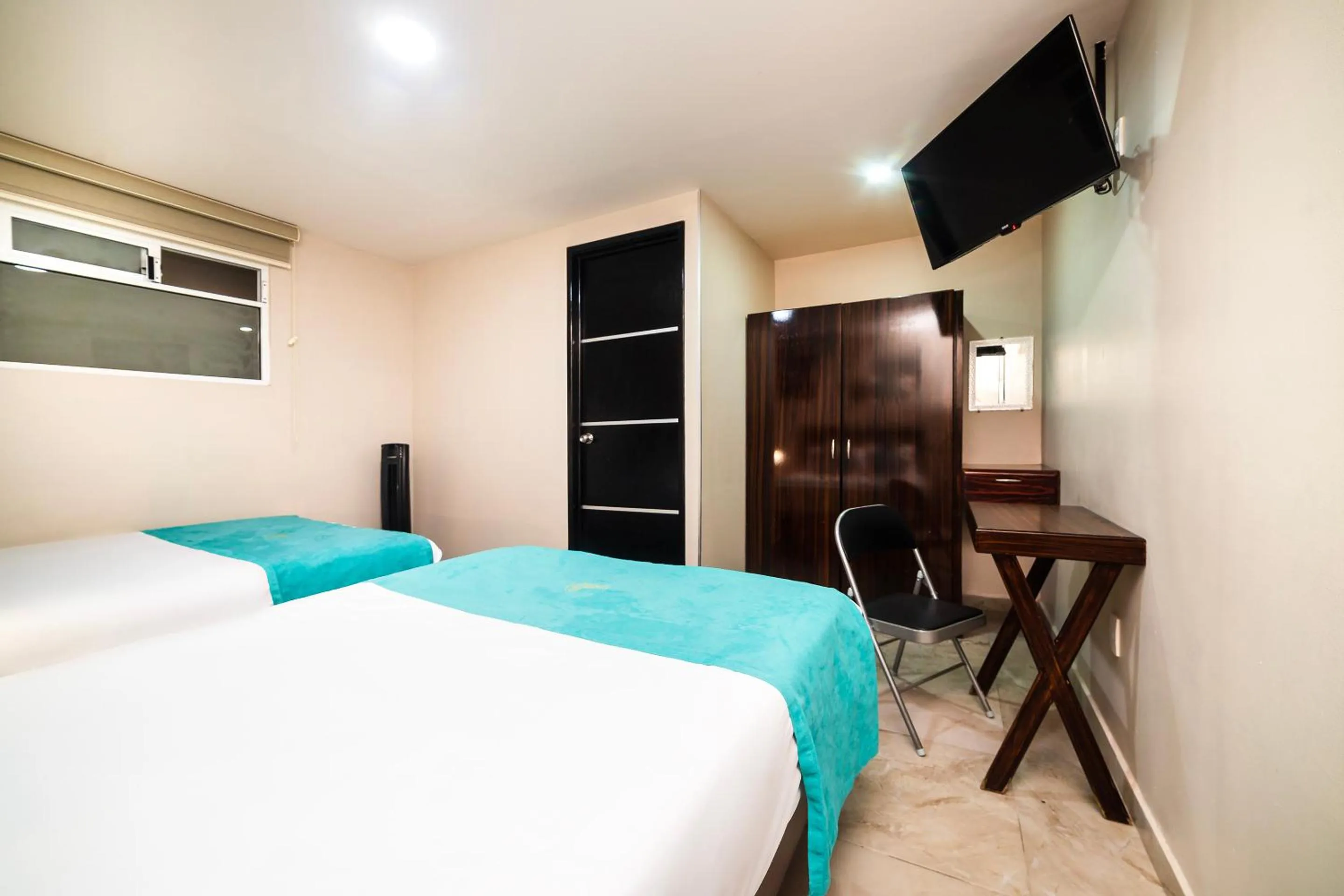 Shower, Bed in Hotel Boutique Las Campanas