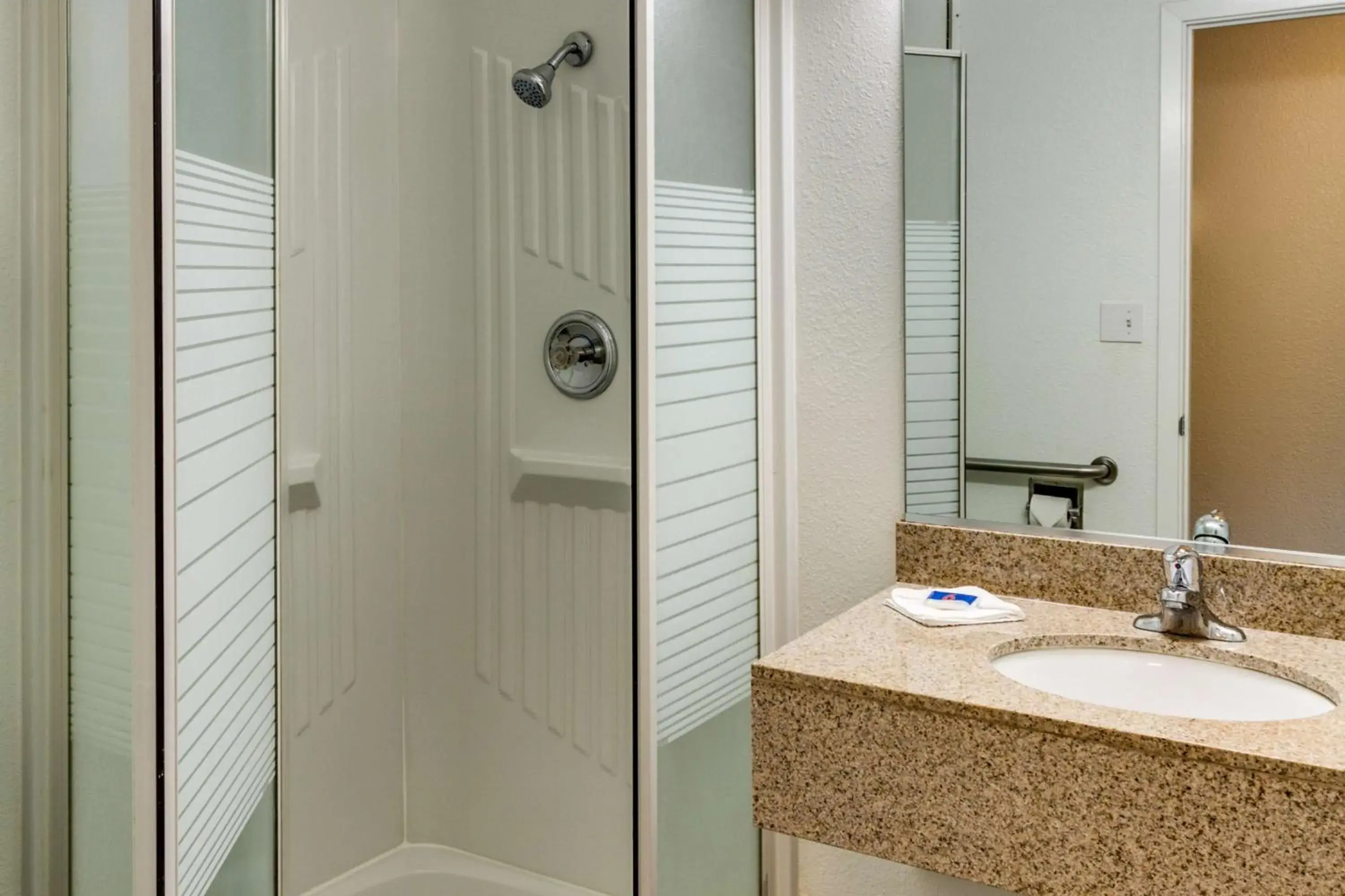 Quadruple Room - Smoking in Motel 6-Spokane, WA - West Quadruple Room - Smoking in Motel 6-Spokane, WA - West