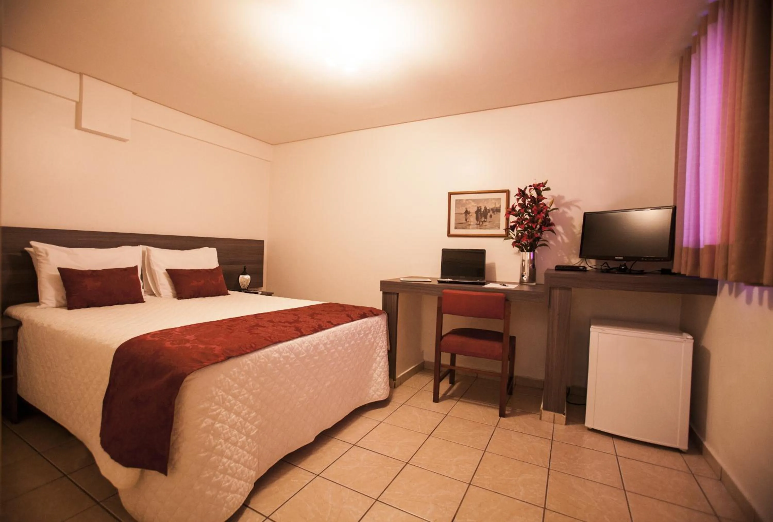 Communal lounge/ TV room, Bed in Oft Garden hotel