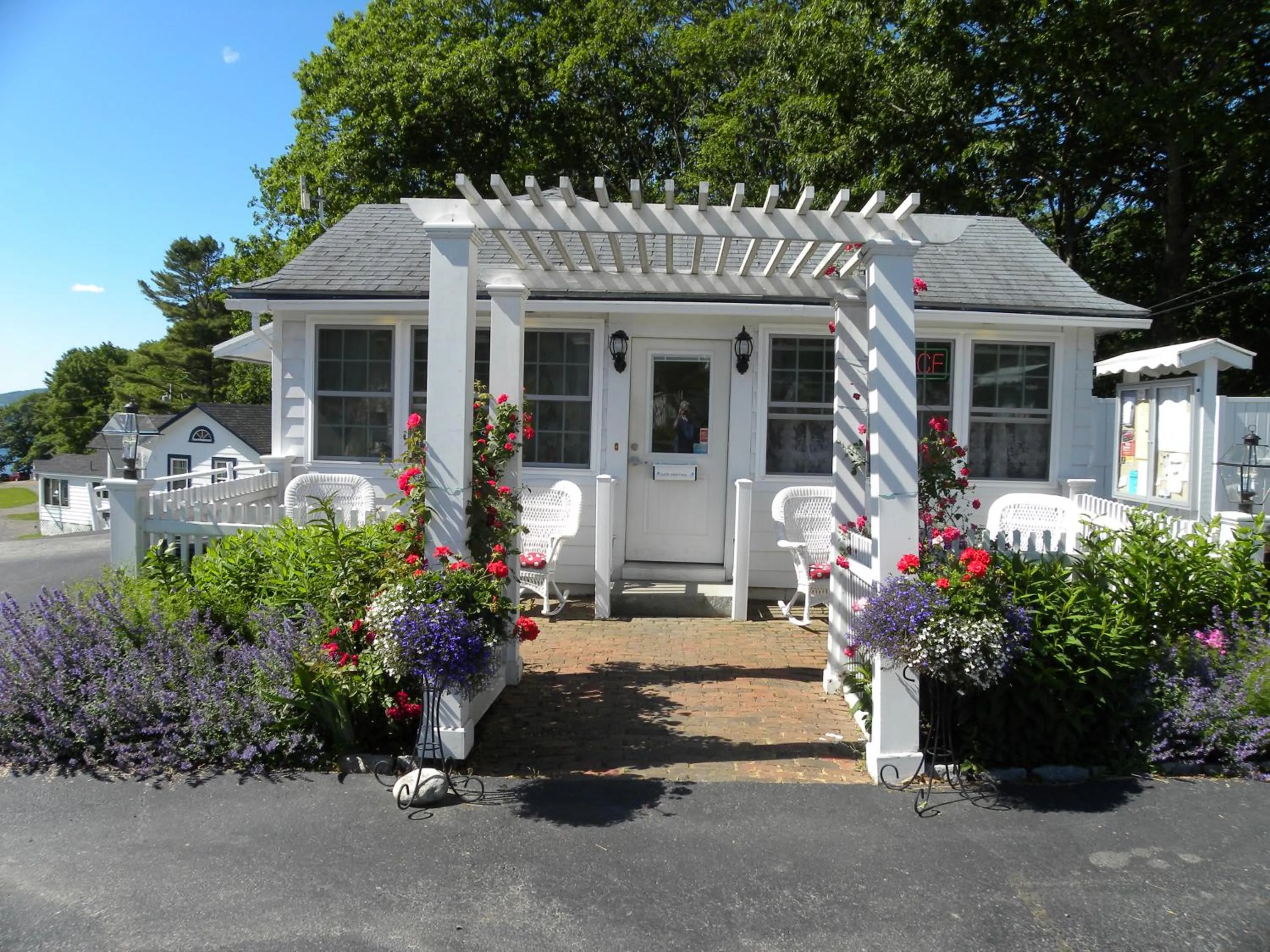 Facade/entrance in Colonial Gables Oceanfront Village