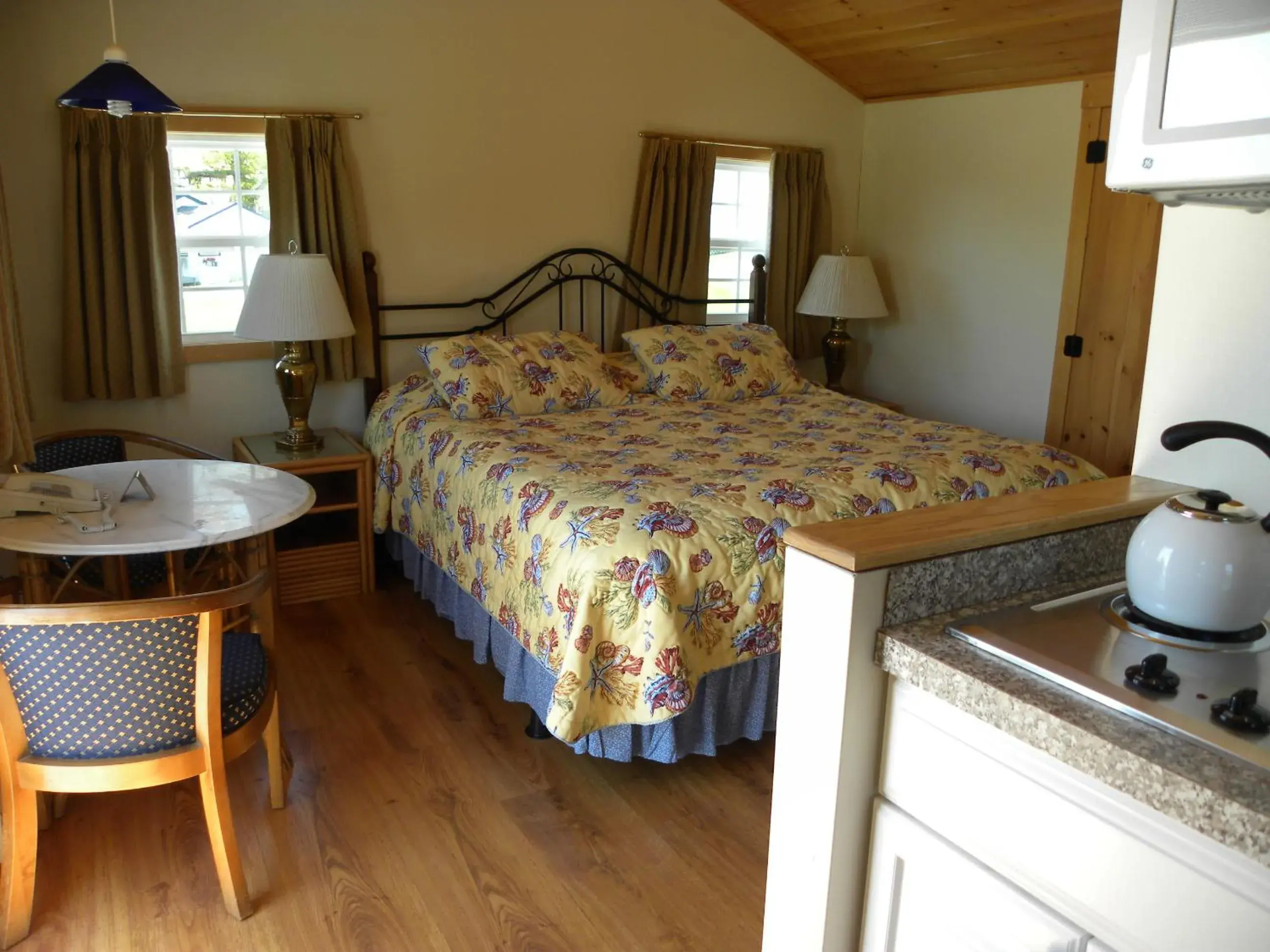 Superior King Cottage with Kitchenette and Sea View in Colonial Gables Oceanfront Village Superior King Cottage with Kitchenette and Sea View in Colonial Gables Oceanfront Village