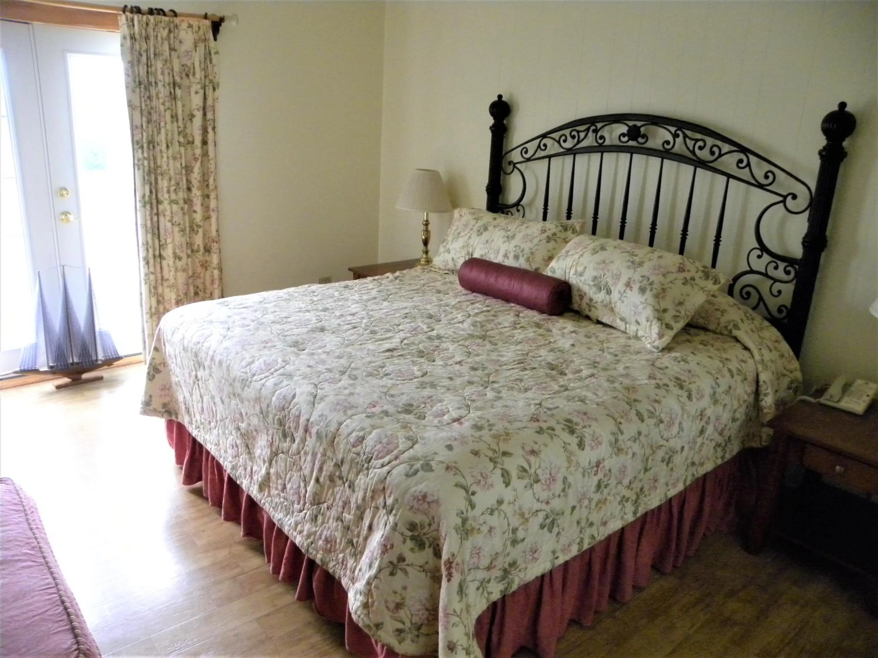 Bedroom, Bed in Colonial Gables Oceanfront Village