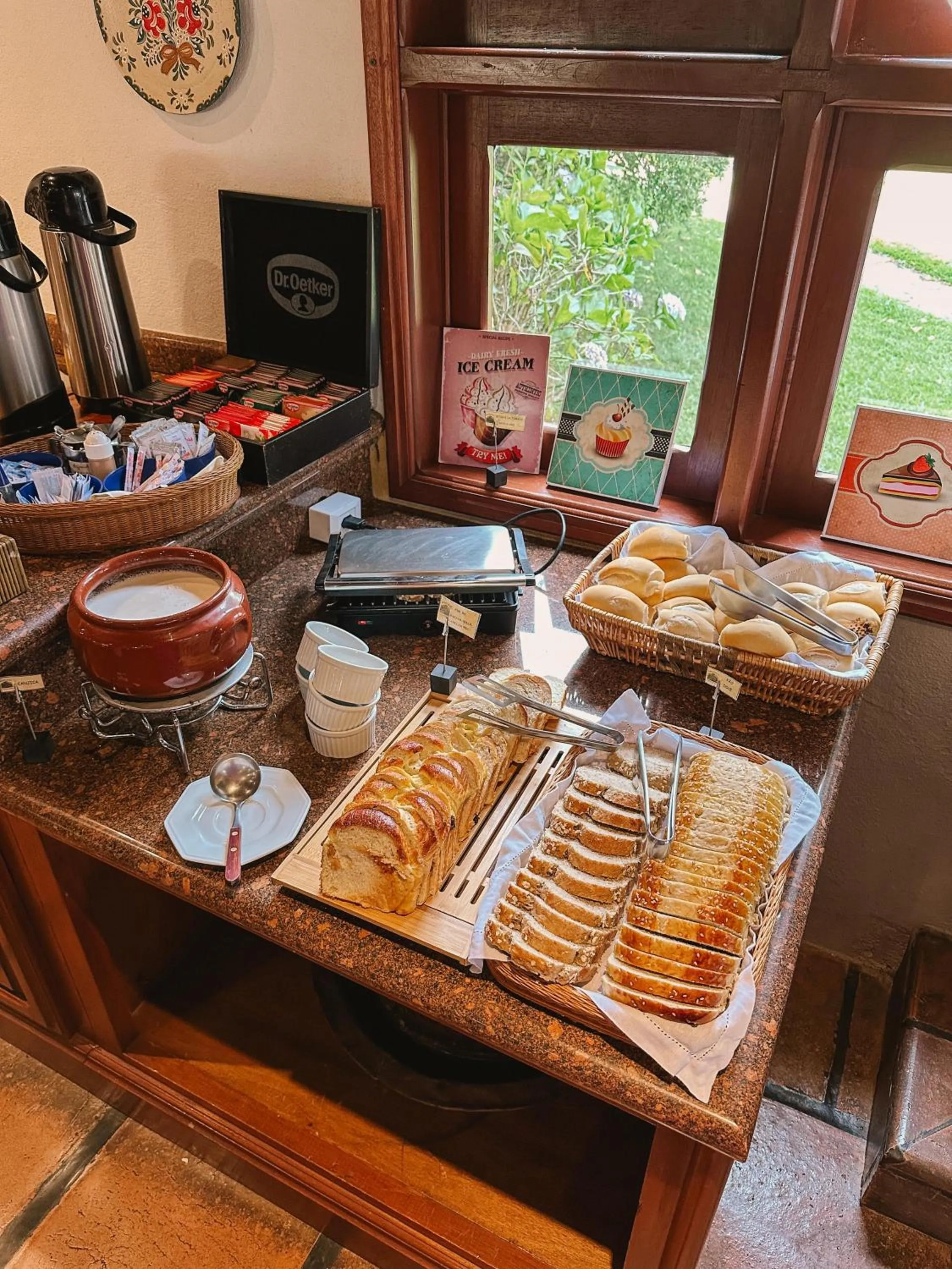 Buffet breakfast in Esquilo Hotel