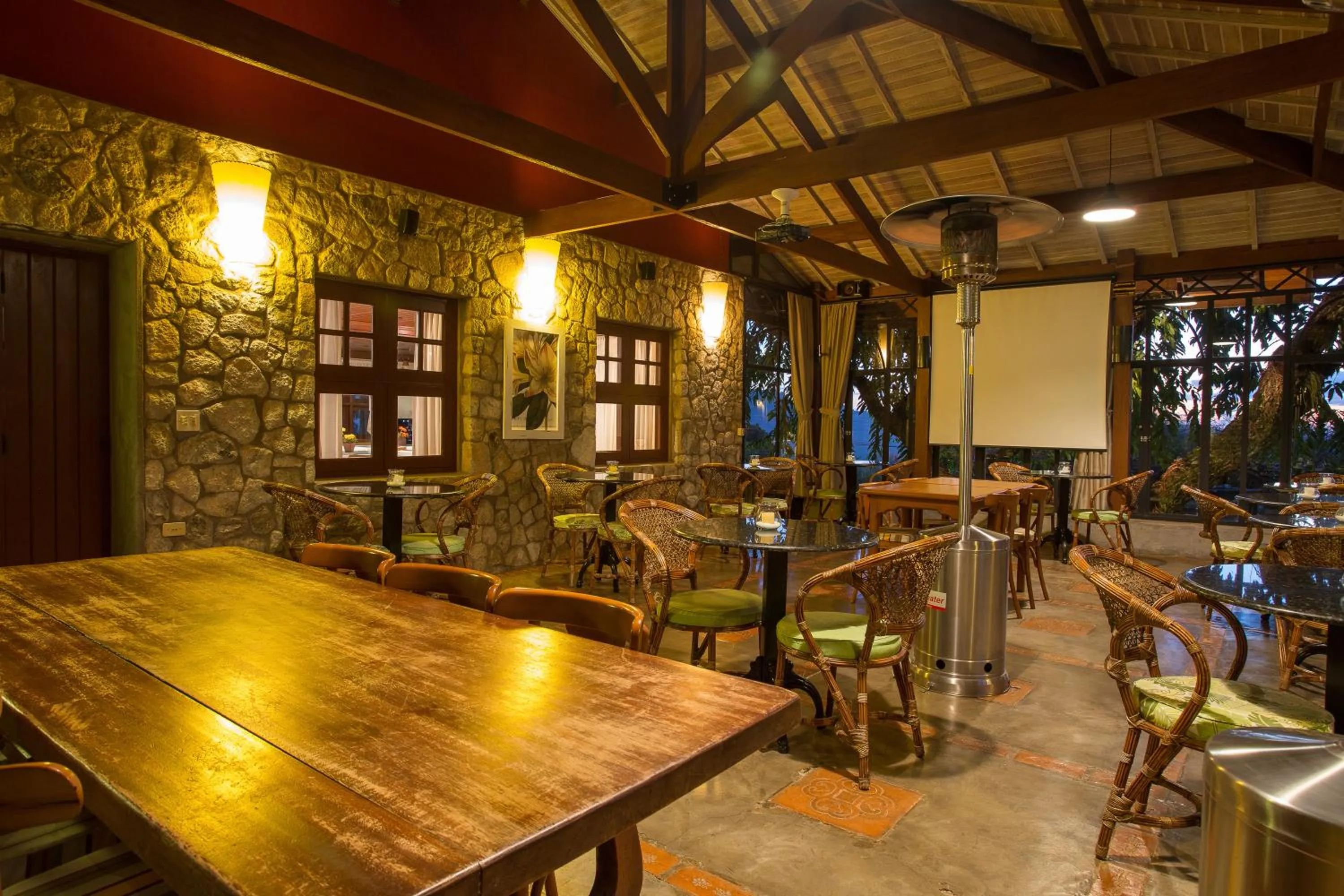 Restaurant/places to eat in Esquilo Hotel