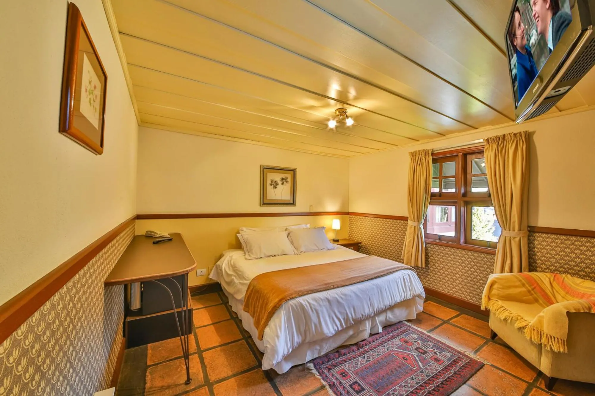 Photo of the whole room, Bed in Esquilo Hotel