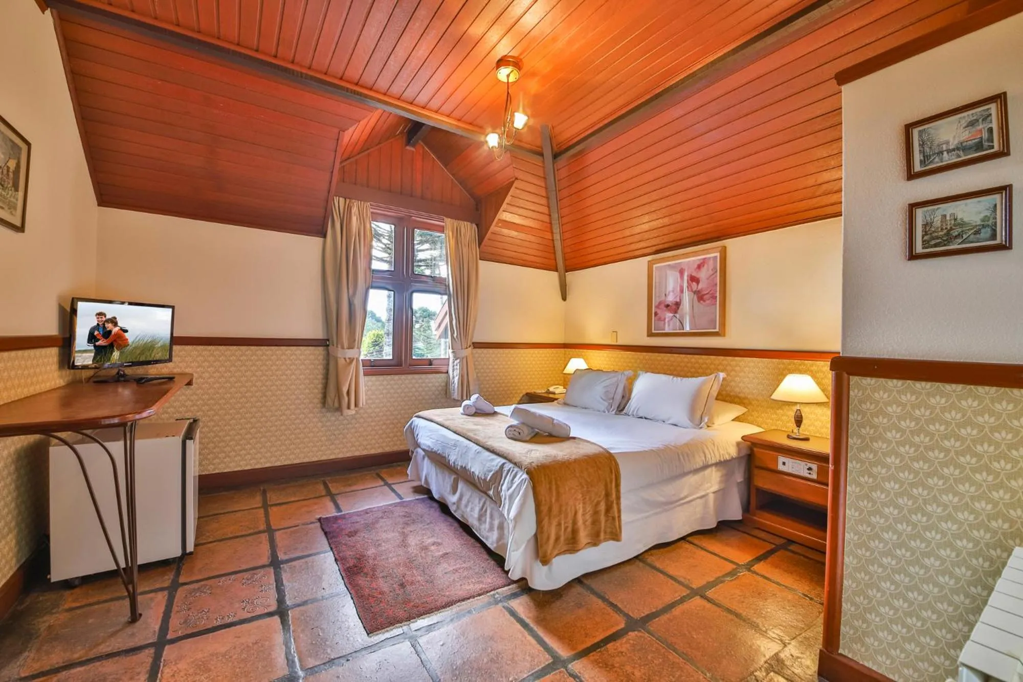 Photo of the whole room, Bed in Esquilo Hotel