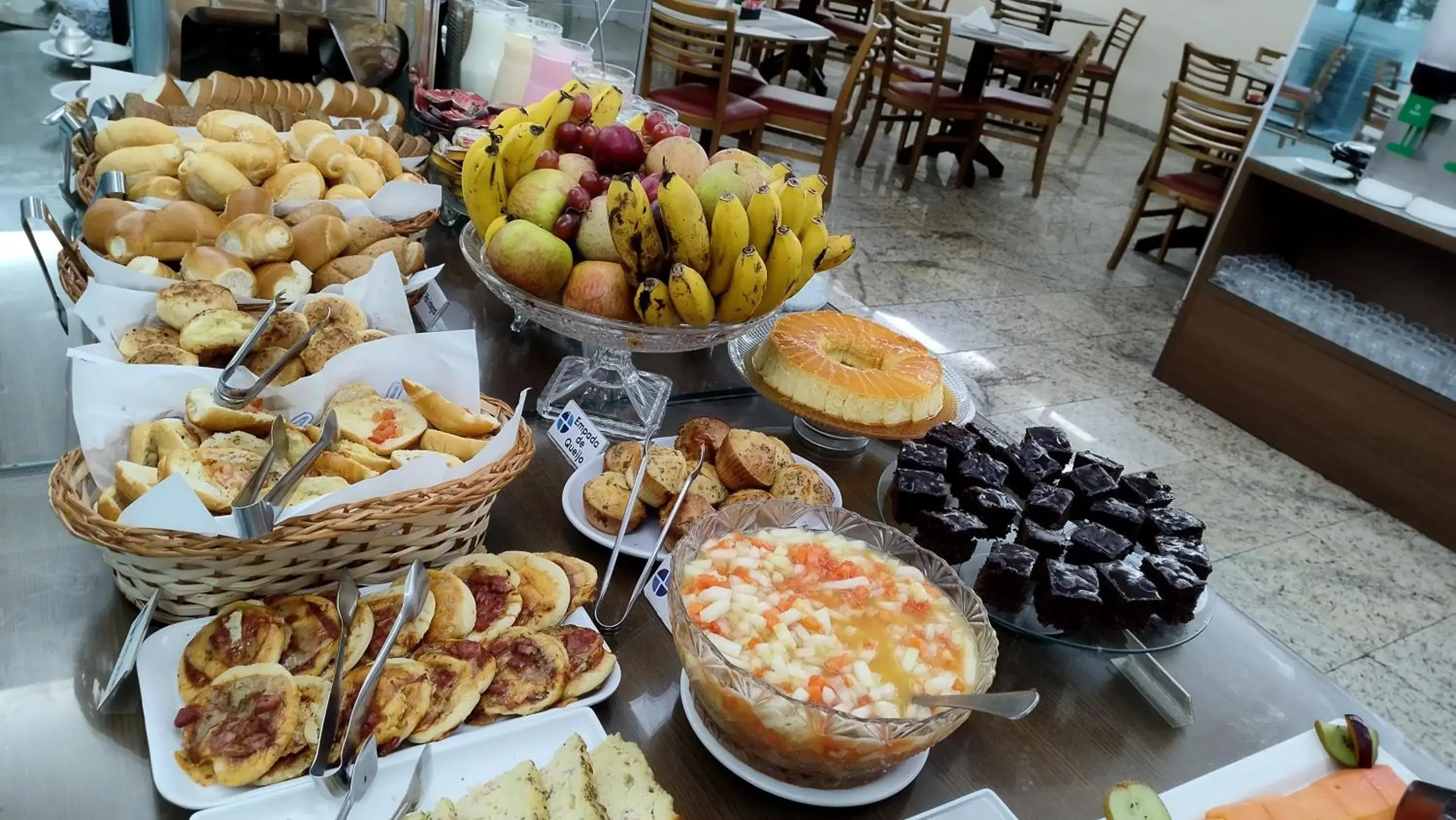 Buffet breakfast in Hotel Dan Inn Express Porto Alegre by Nacional Inn - Próximo ao Complexo Hospitalar Santa Casa e UFRGS Buffet breakfast in Hotel Dan Inn Express Porto Alegre by Nacional Inn - Próximo ao Complexo Hospitalar Santa Casa e UFRGS