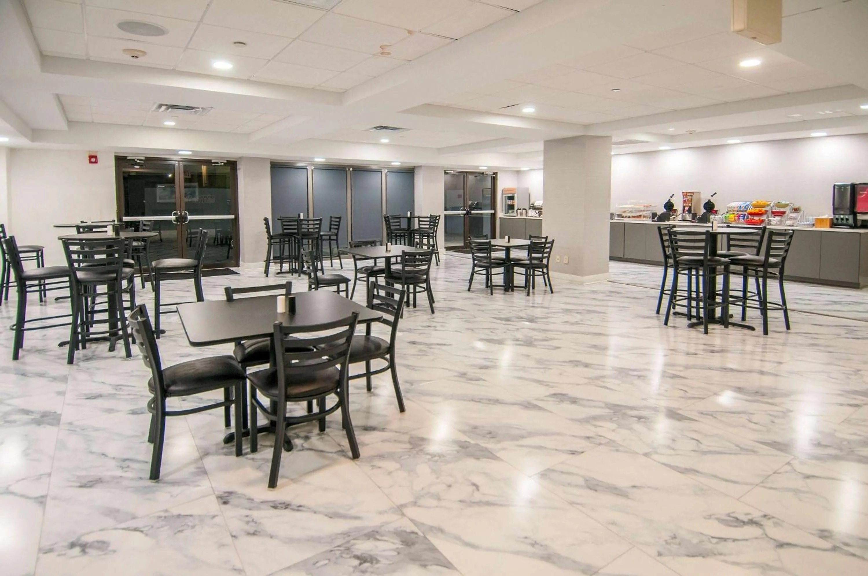 Dining area in Wingate by Wyndham Tuscaloosa