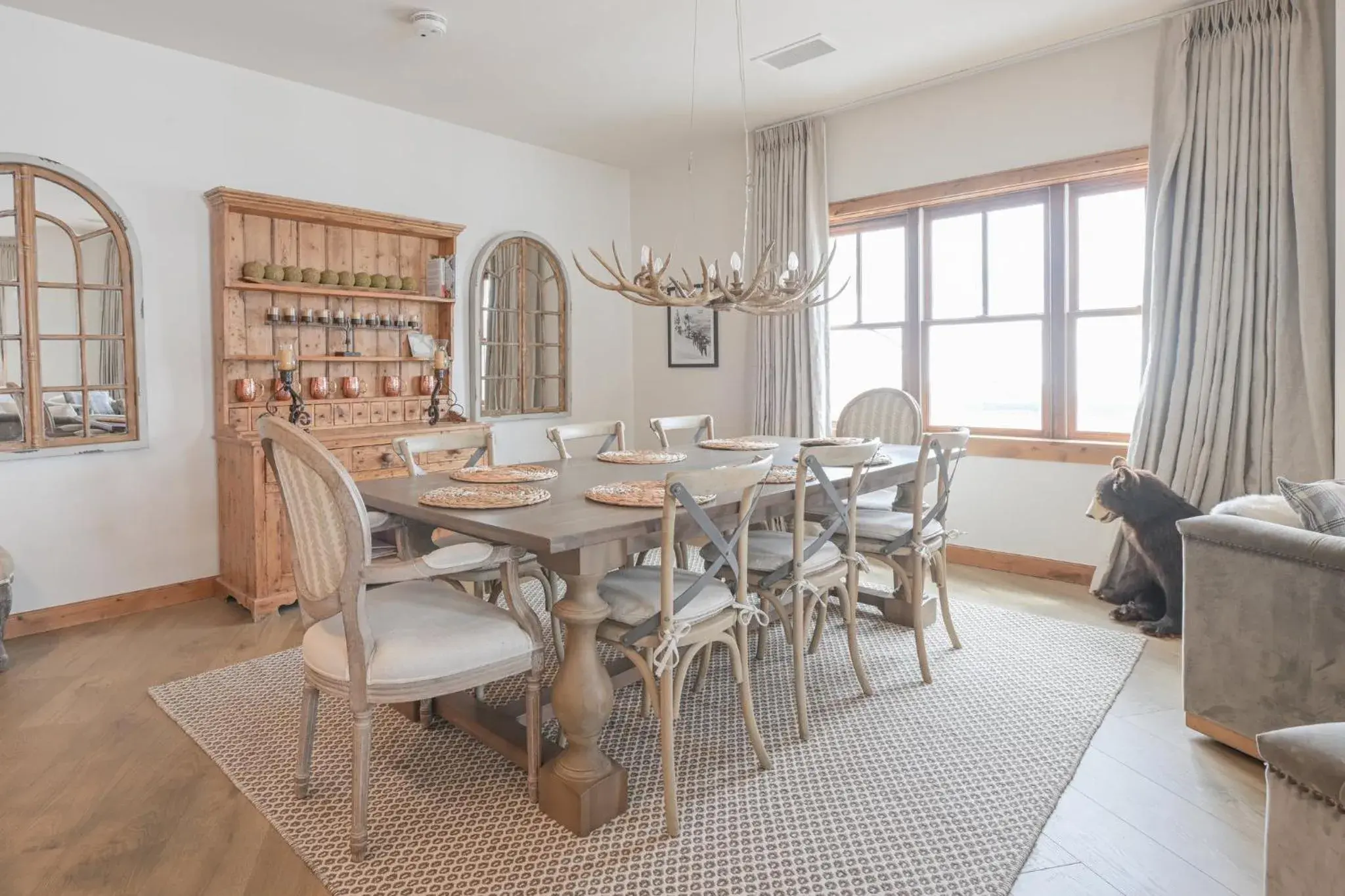 Food and drinks in The Lodge at Mountaineer Square, A Vail Resorts Property Food and drinks in The Lodge at Mountaineer Square, A Vail Resorts Property