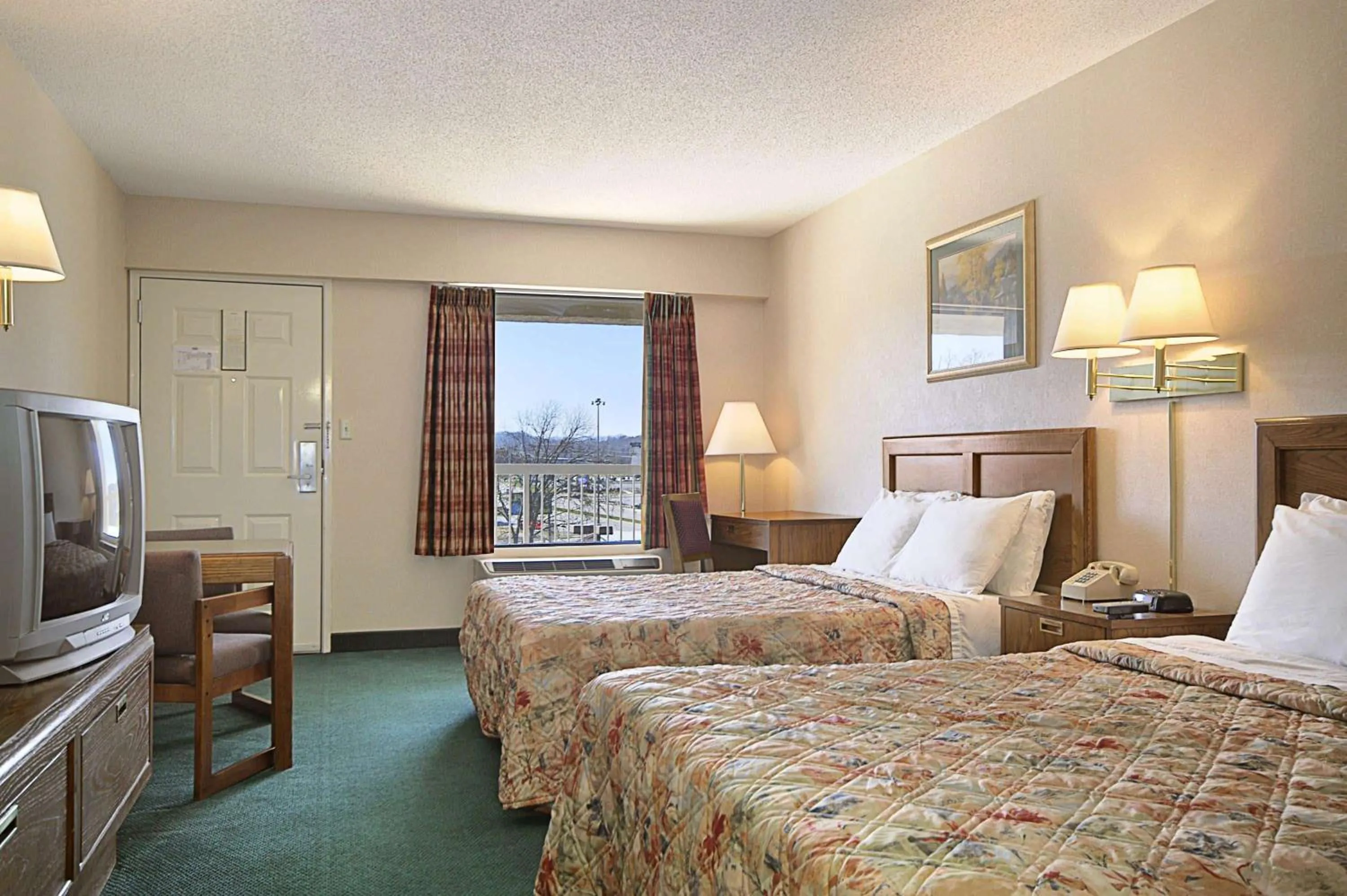 Photo of the whole room, Bed in Days Inn by Wyndham Apple Valley Pigeon Forge/Sevierville