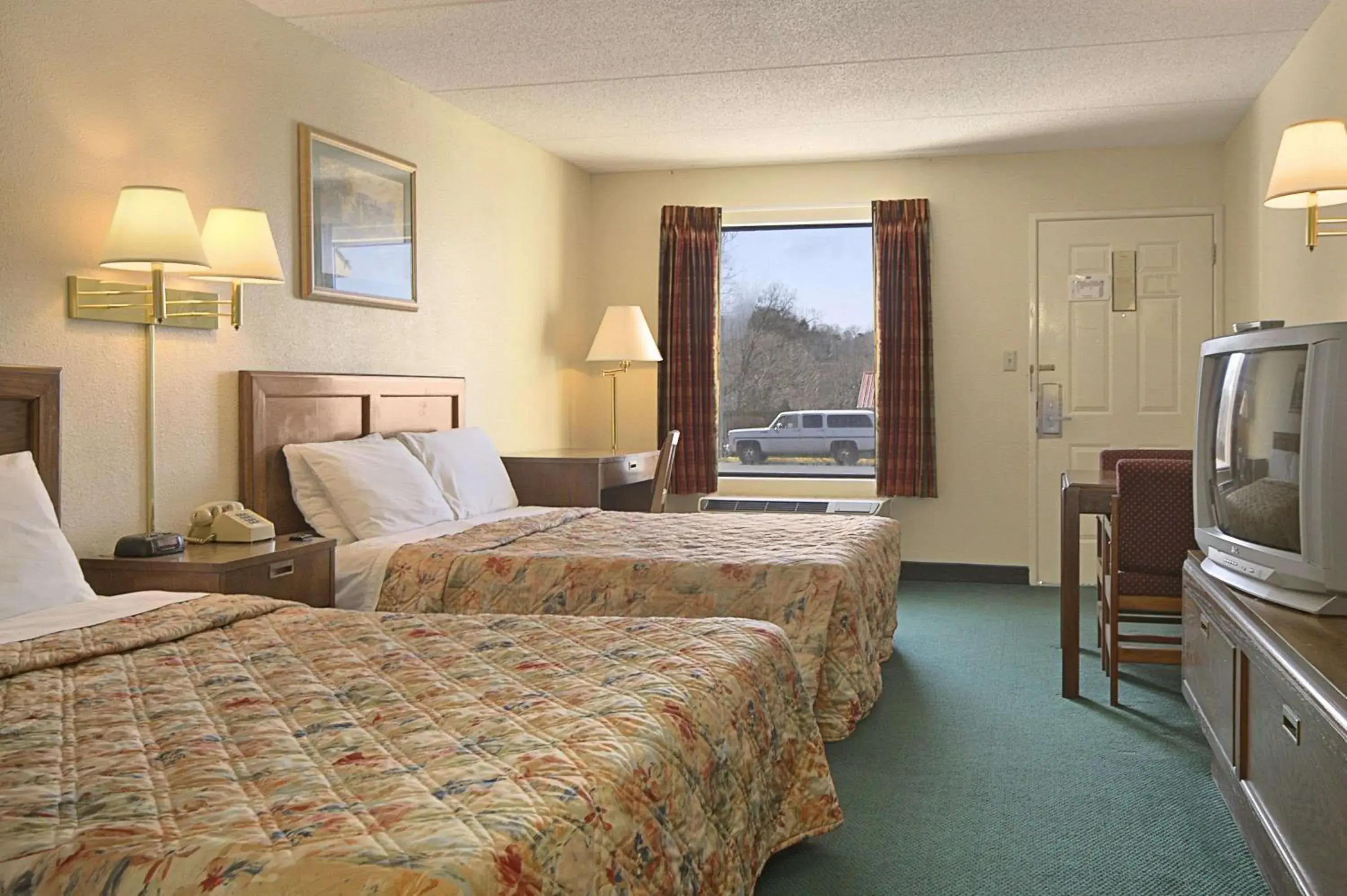 Photo of the whole room, Bed in Days Inn by Wyndham Apple Valley Pigeon Forge/Sevierville Photo of the whole room, Bed in Days Inn by Wyndham Apple Valley Pigeon Forge/Sevierville