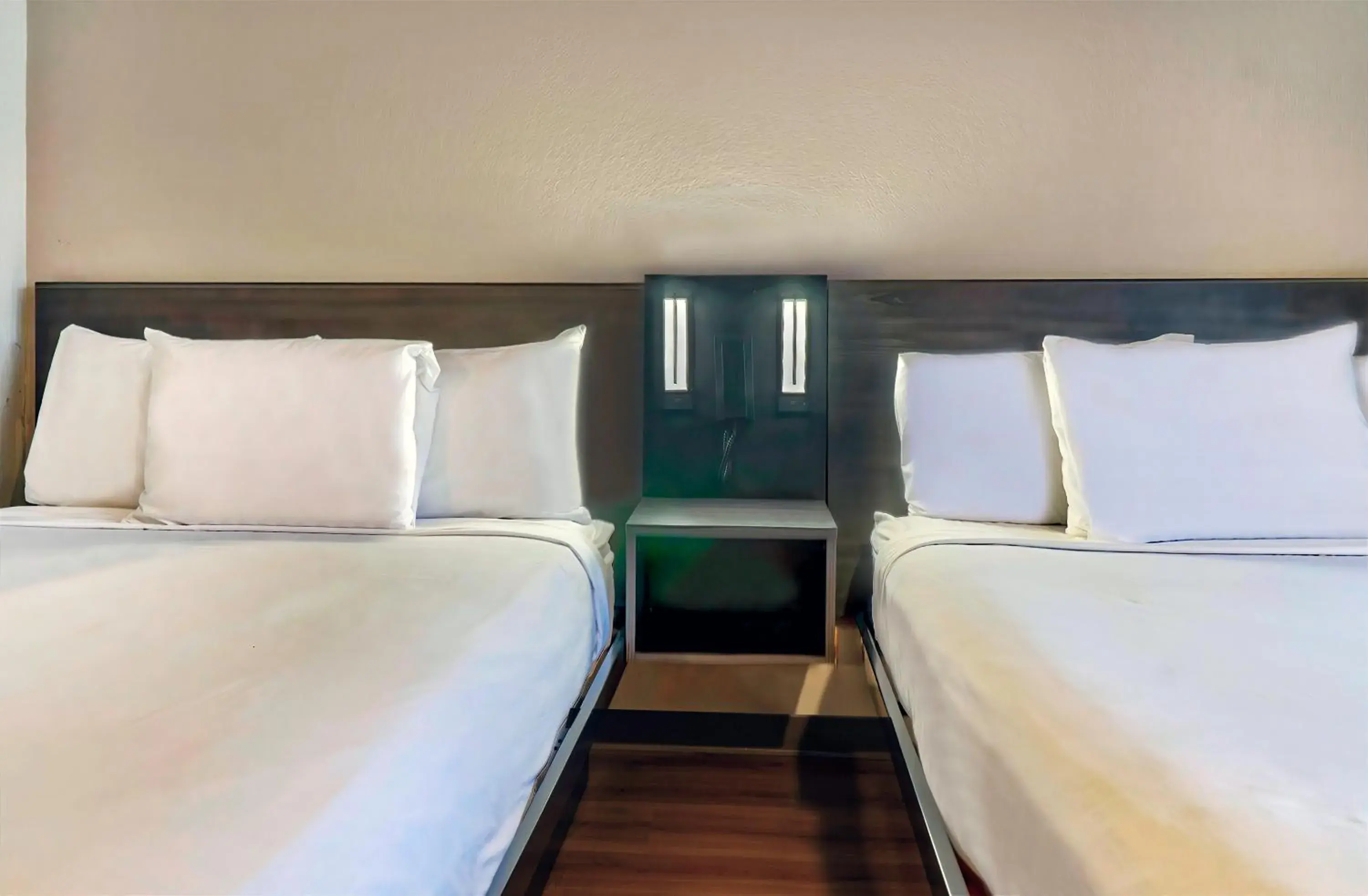 Deluxe Quadruple Room - single occupancy in Motel 6-El Monte, CA - Los Angeles Deluxe Quadruple Room - single occupancy in Motel 6-El Monte, CA - Los Angeles