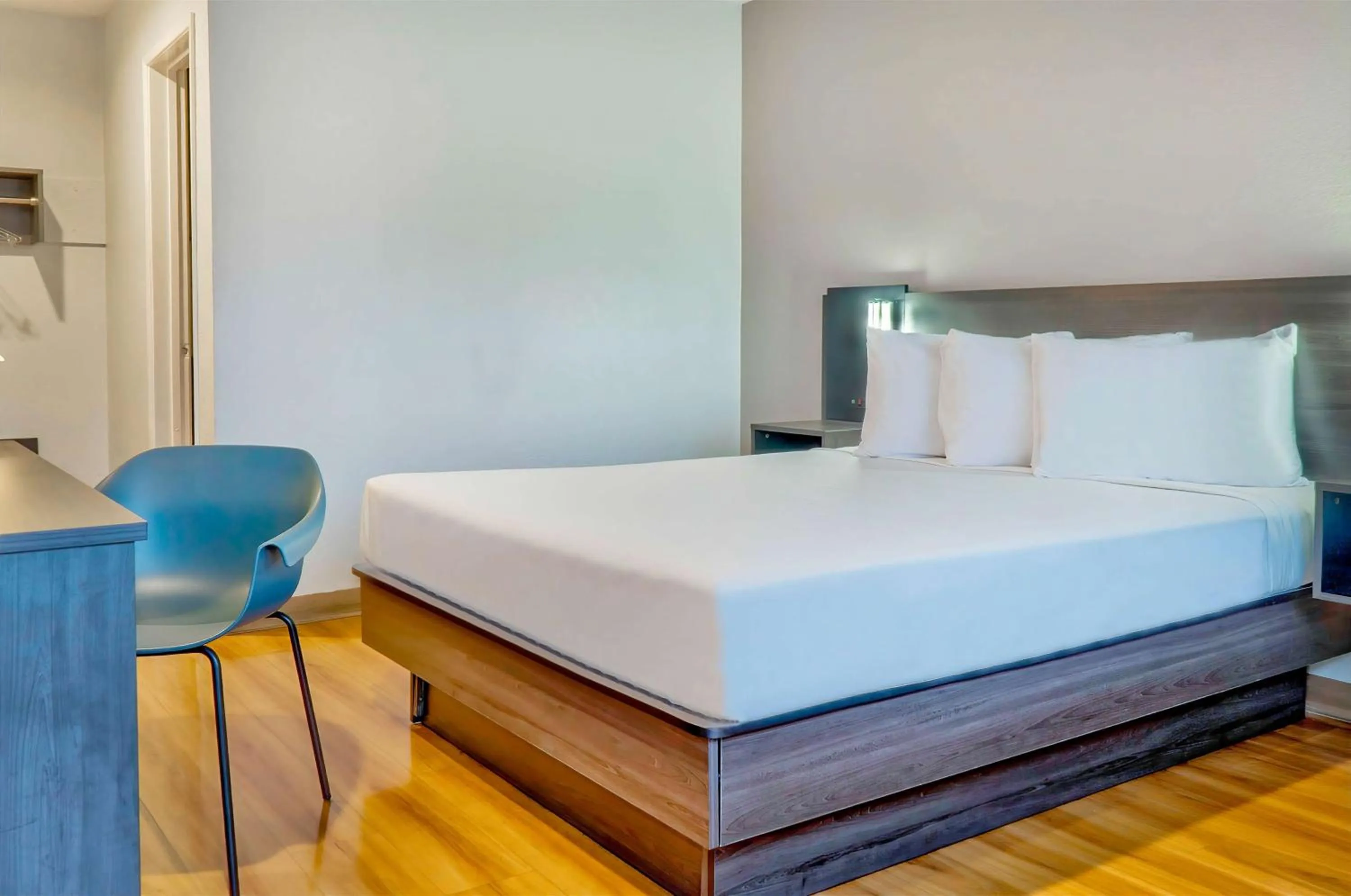 Bedroom, Bed in Motel 6-El Monte, CA - Los Angeles