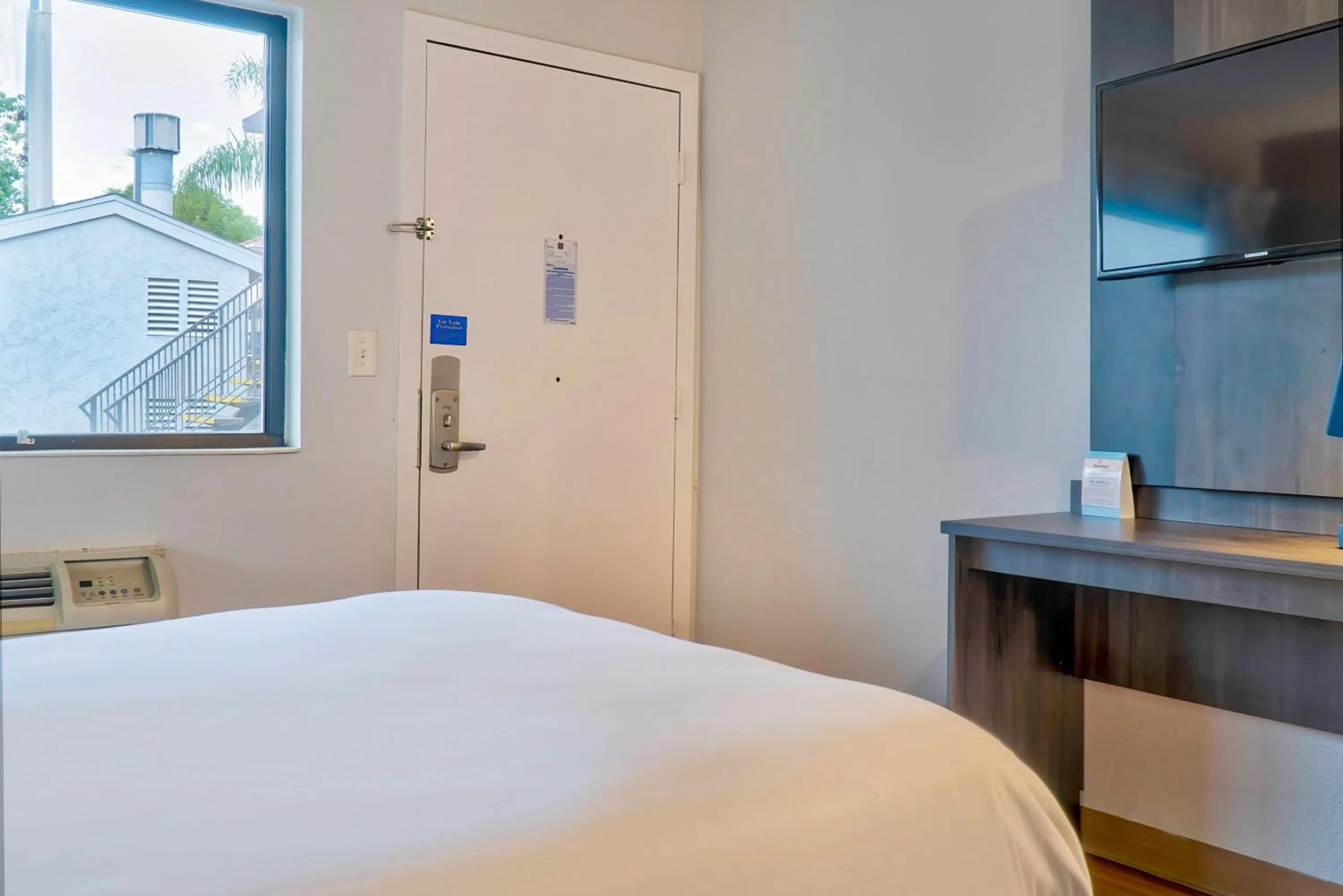 Bedroom, Bed in Motel 6-El Monte, CA - Los Angeles