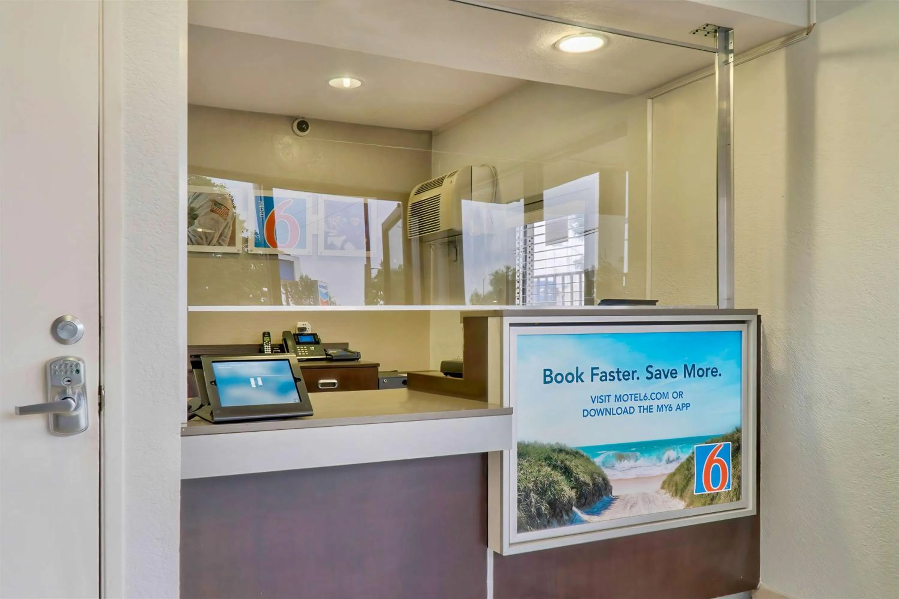 Lobby or reception in Motel 6-El Monte, CA - Los Angeles