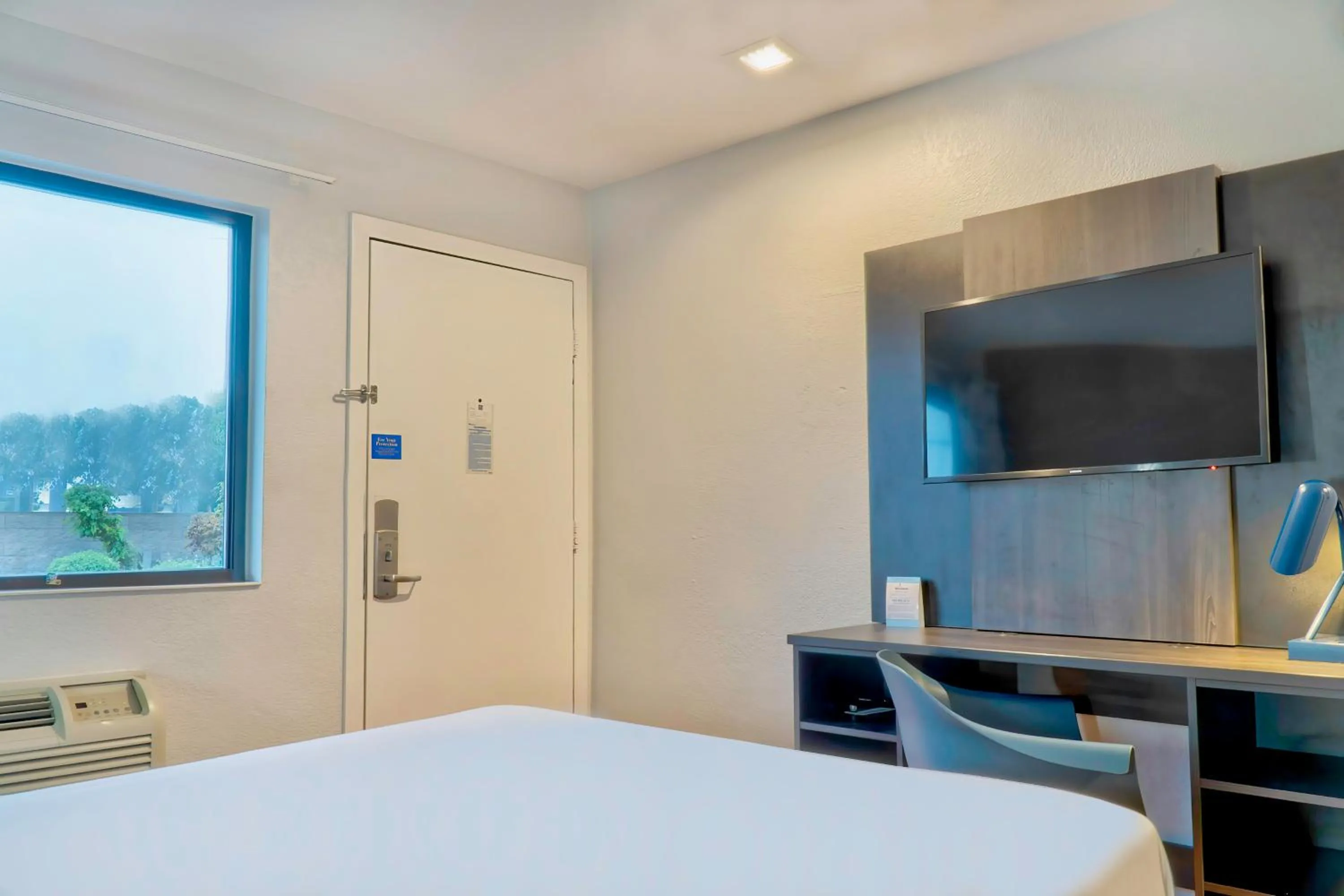 Bedroom, Bed in Motel 6-El Monte, CA - Los Angeles